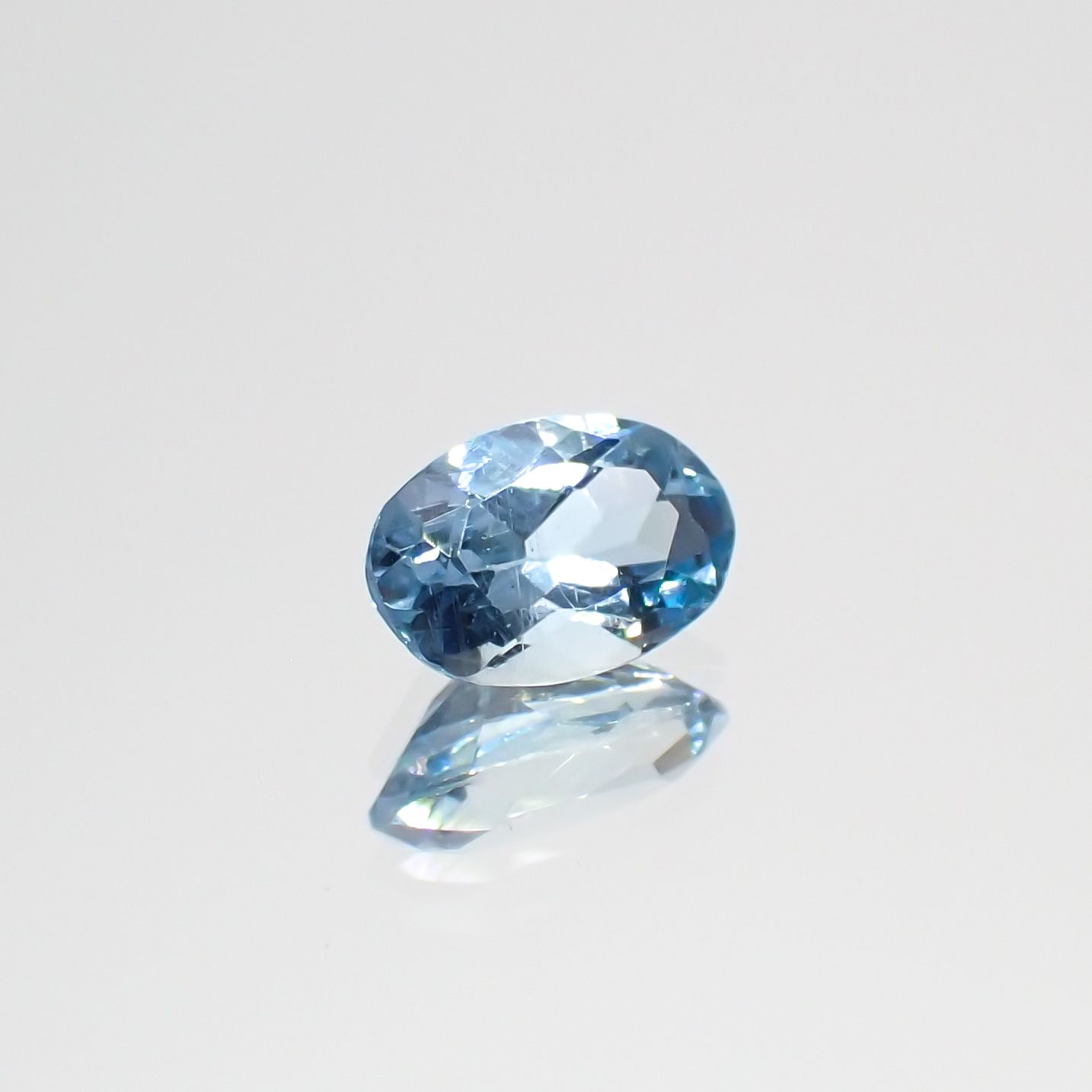 アクアマリン(宝石名アクアマリン)モザンビーク産 0.40ct 識別済[230421764]6.1x4mm前後