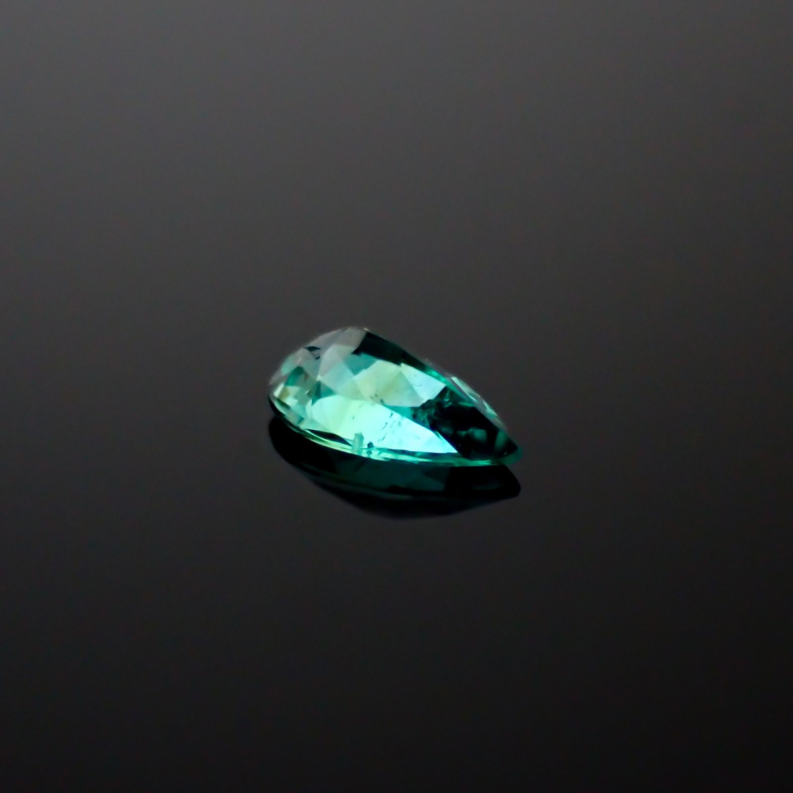 パライバトルマリン ブラジル・ムルング鉱山産 0.10ct[240928754]4.3x2.4mm前後