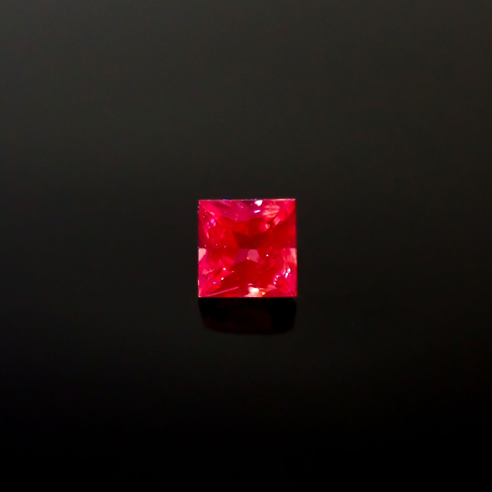 ◇プリンセスカット◇ホットピンクスピネル(宝石名ピンク・スピネル)タンザニア産 0.20ct 識別済[220817537]3x3mm前後