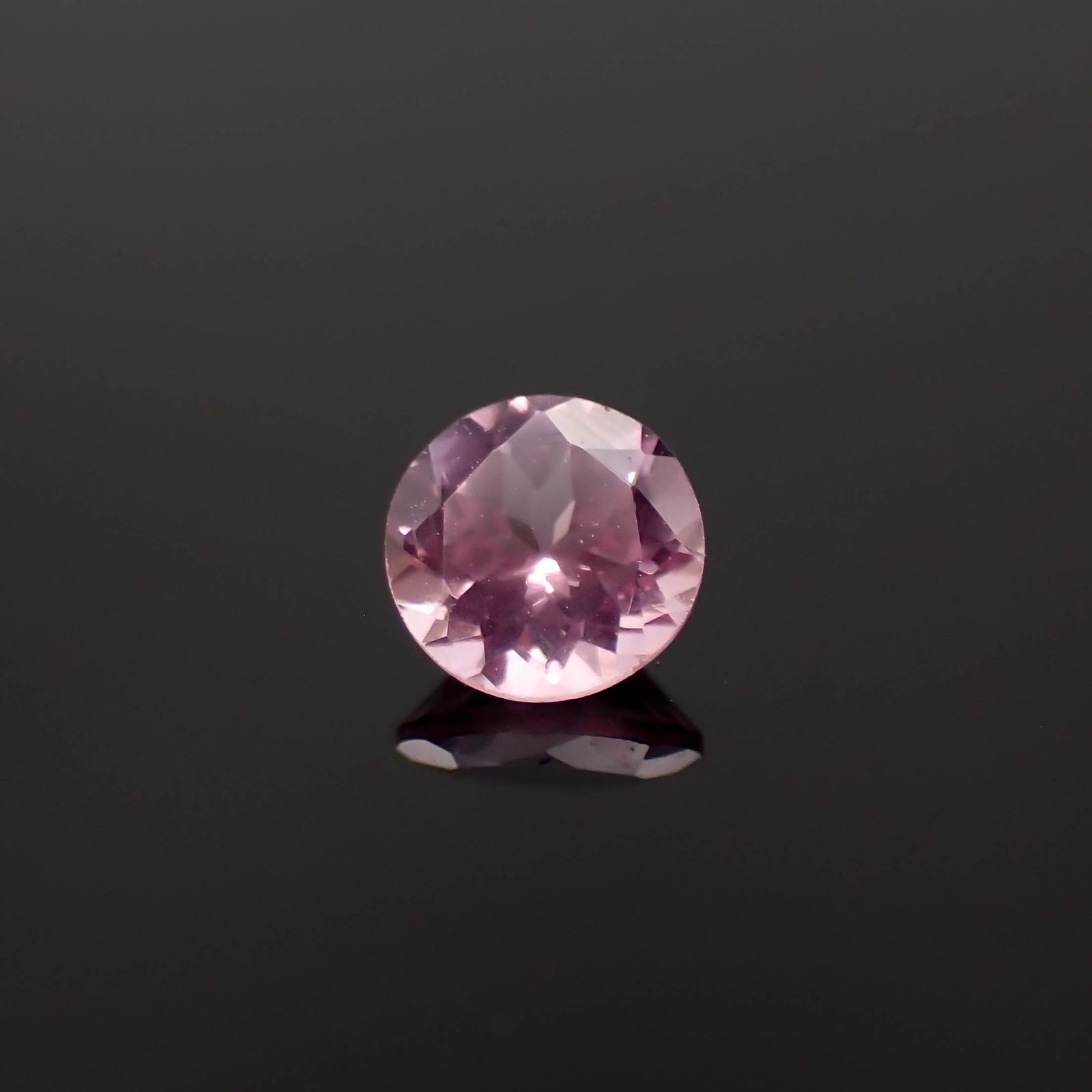 シルキーピンクスピネル タンザニア産 0.36ct / 4.3x4.3mm前後 [230421572]