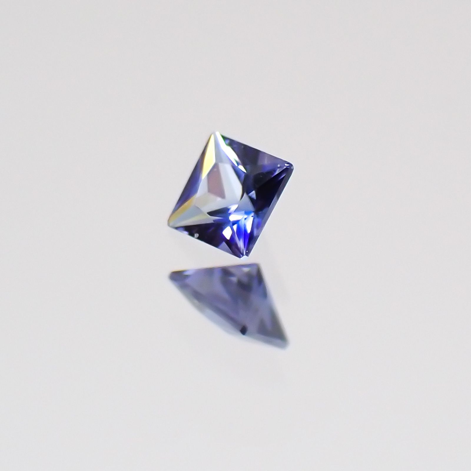 ◇プリンセスカット◇ベニトアイト アメリカ産 ルース 0.044ct[21019042]2×2mm前後