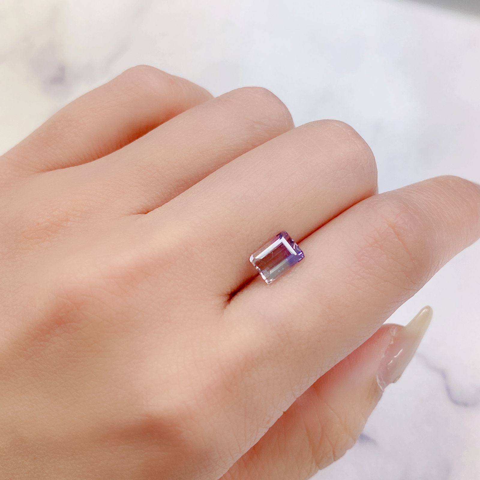 アワーグラスアメジスト(宝石名バイカラー・クォーツ) モロッコ産 1.11ct 識別済[210812320]7.2×5.2mm前後