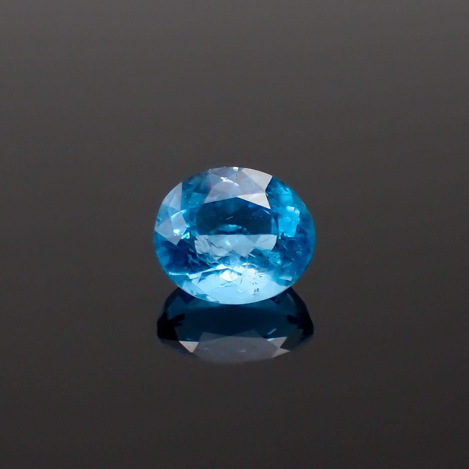 アウイナイト フルオレッセンス(宝石名アウイナイト)ドイツ産 0.586ct ソ付(彩珠)[230722990]5.9x5mm前後