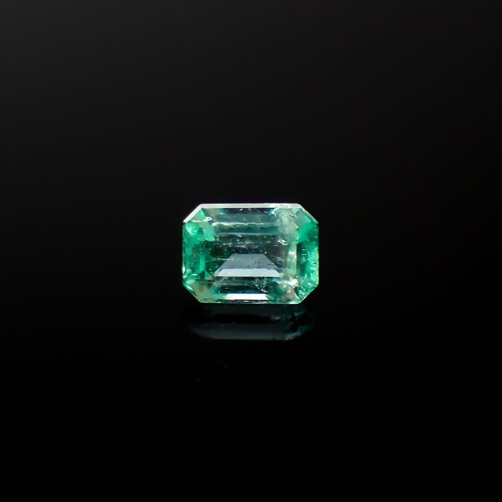 パステルカラーエメラルド コロンビア産 0.20ct / 3.8x2.8mm前後 [260225953]