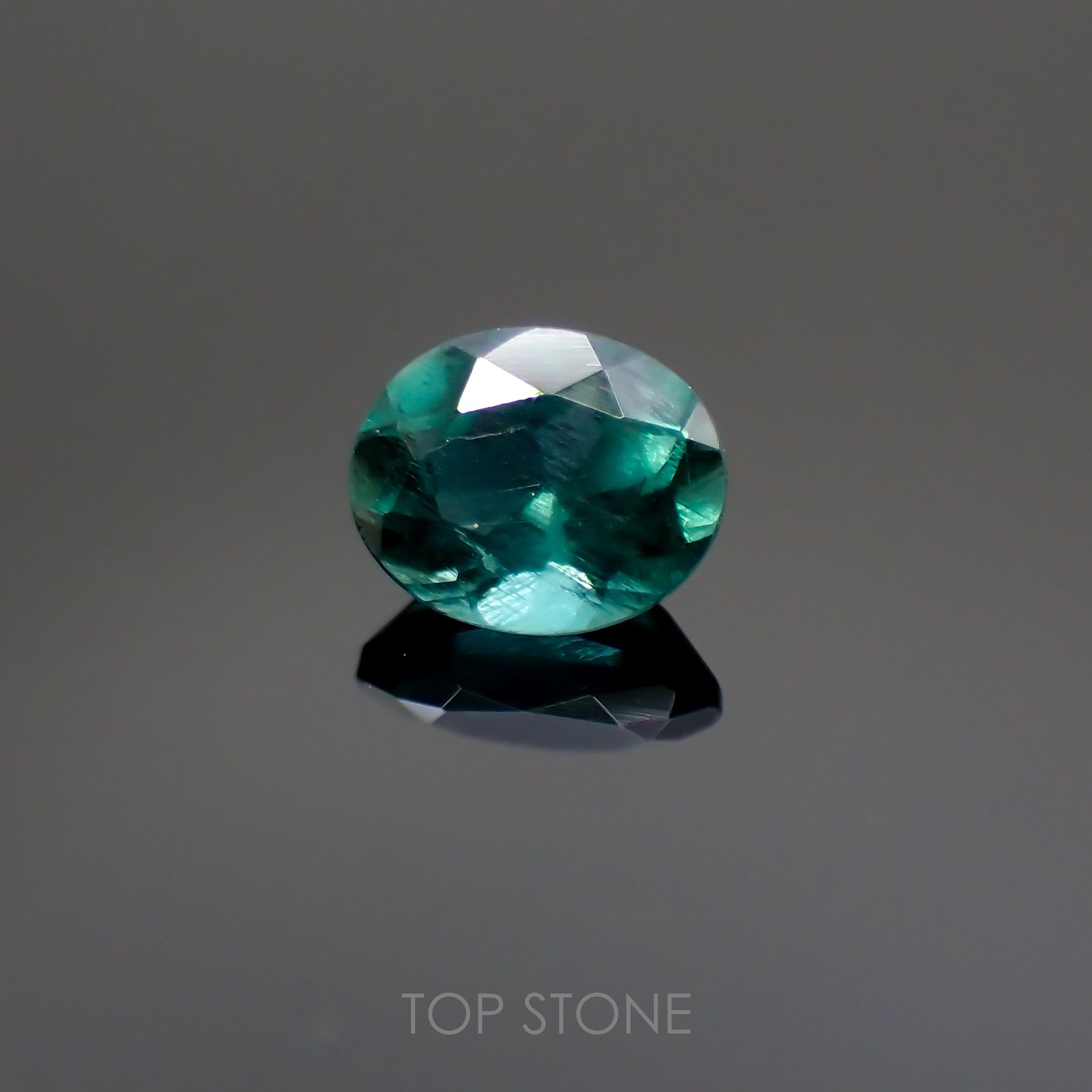 グリーンアパタイト(ノーブルモロキサイト)(宝石名アパタイト) マダガスカル産 0.38ct 識別済[211013536]5×4.1mm前後