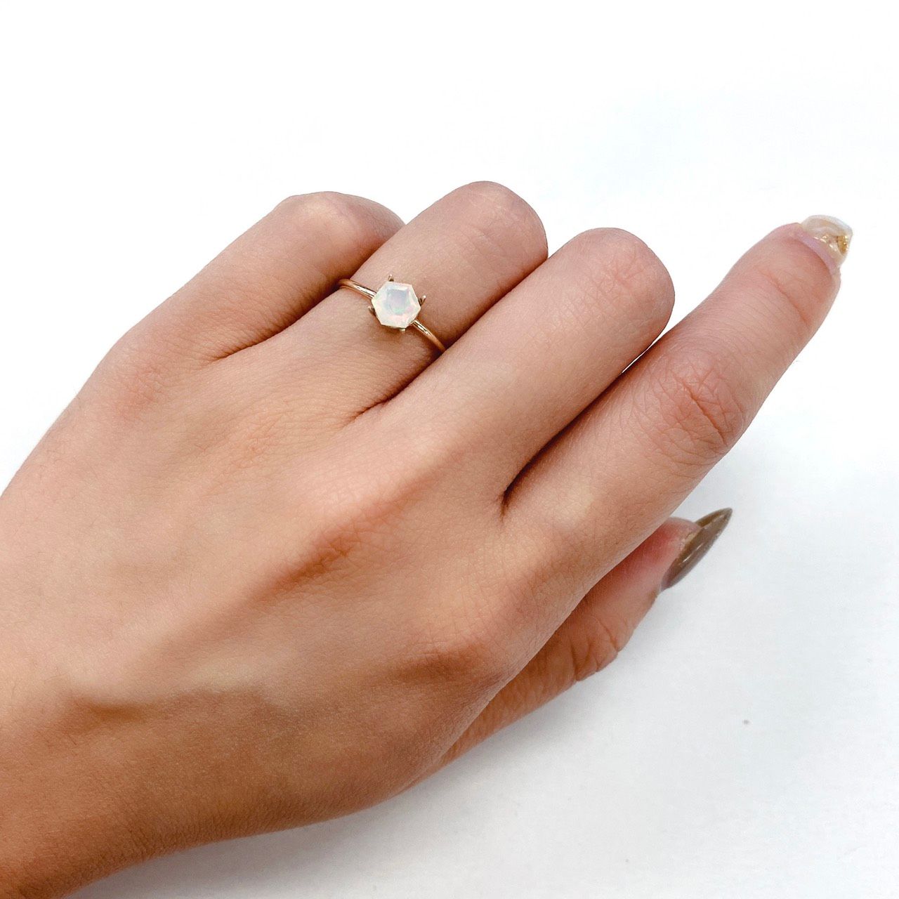 ◇ヘキサゴンカット◇エチオピアオパール(宝石名オパール) エチオピア産 0.46ct 識別済[210611036]5.3×5.3mm前後