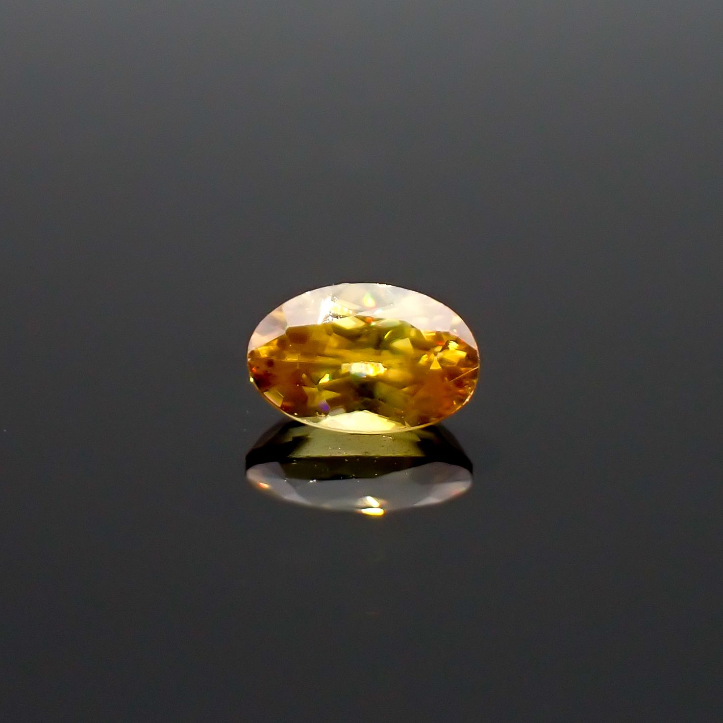 ゴールデンスフェーン(宝石名スフェーン)マダガスカル産 識別済 0.58ct / 6.1x3.9mm前後 [260632357]
