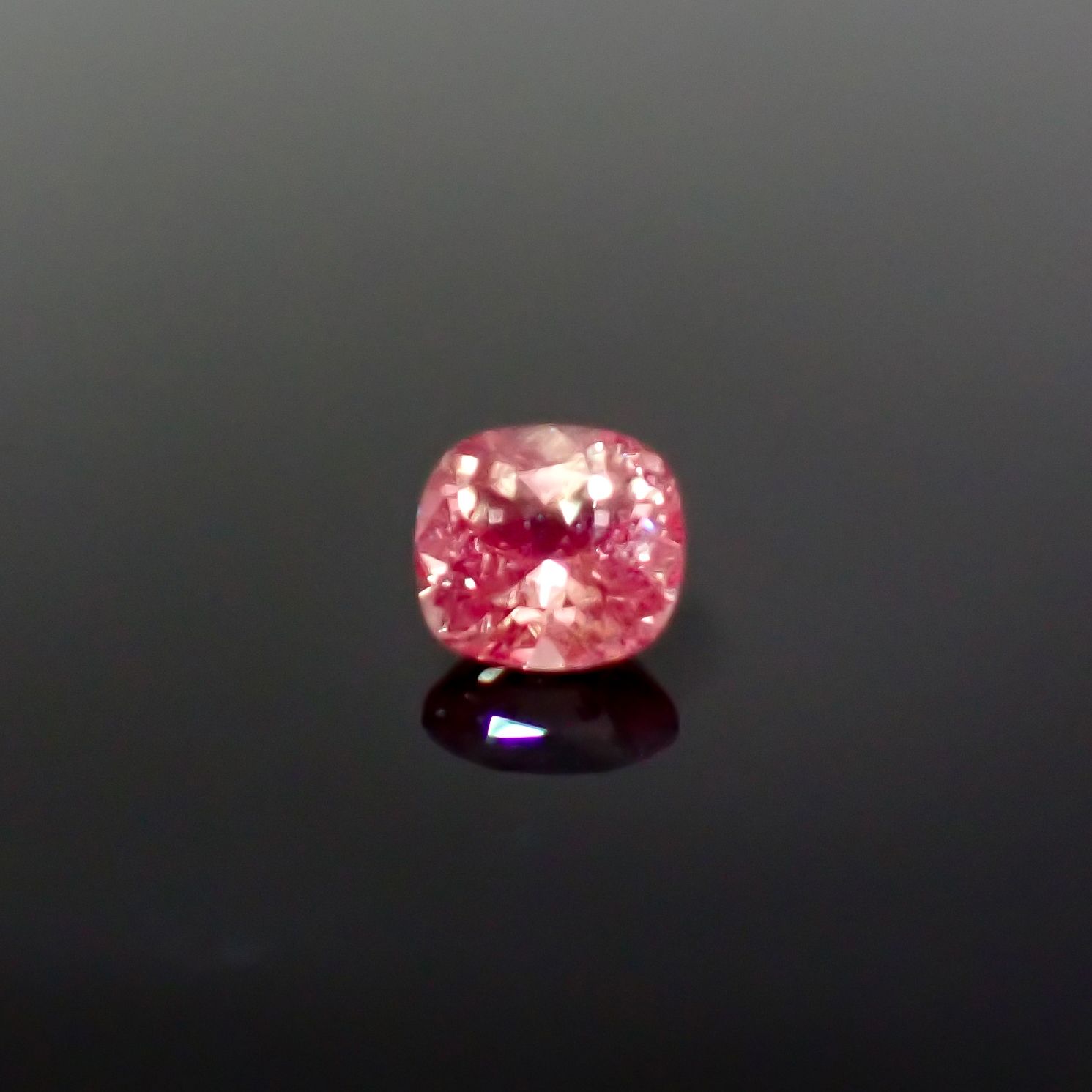 ドラゴンガーネット(宝石名パイロープ スペサルティン・ガーネット)タンザニア産 彩珠鑑付 1.514ct / 6.85x6.38mm前後 [260532236]