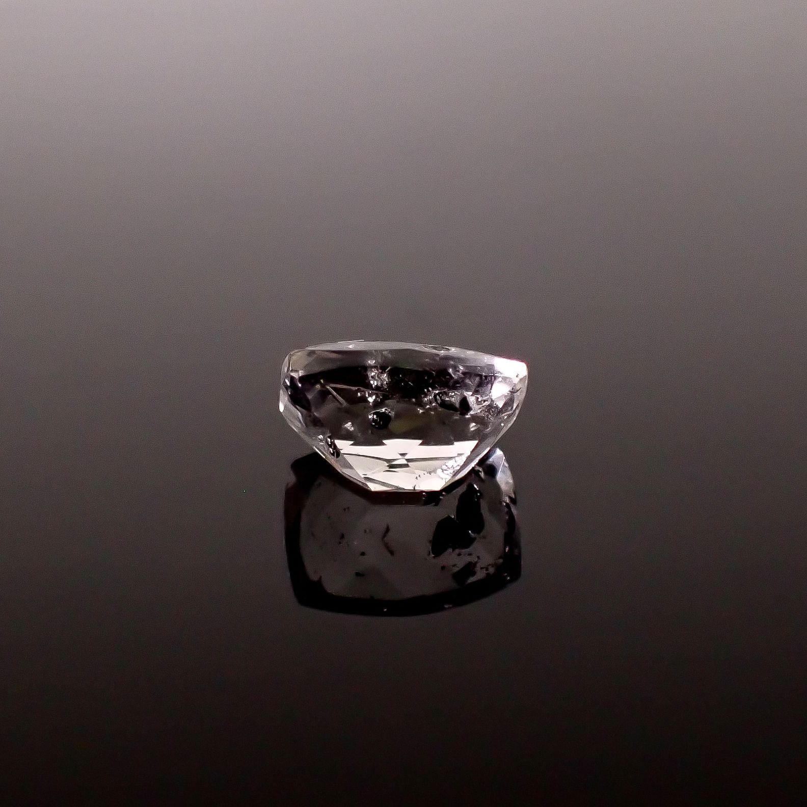 グラファイトインクォーツ ブラジル産 2.13ct / 9.2x7.1mm前後 [260331935]