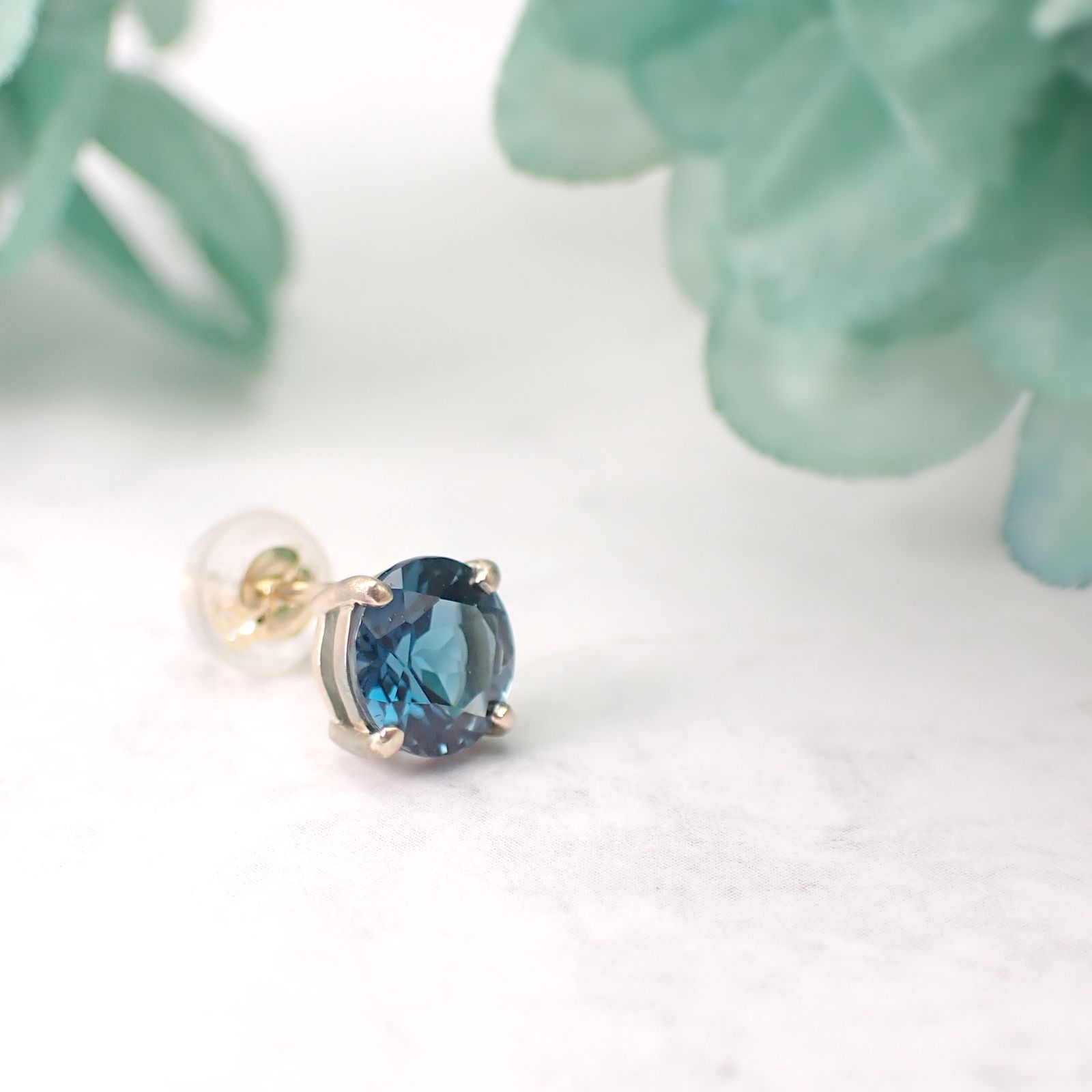 ピアス空枠：石留め▶ロンドンブルートパーズ（お客様製作例）