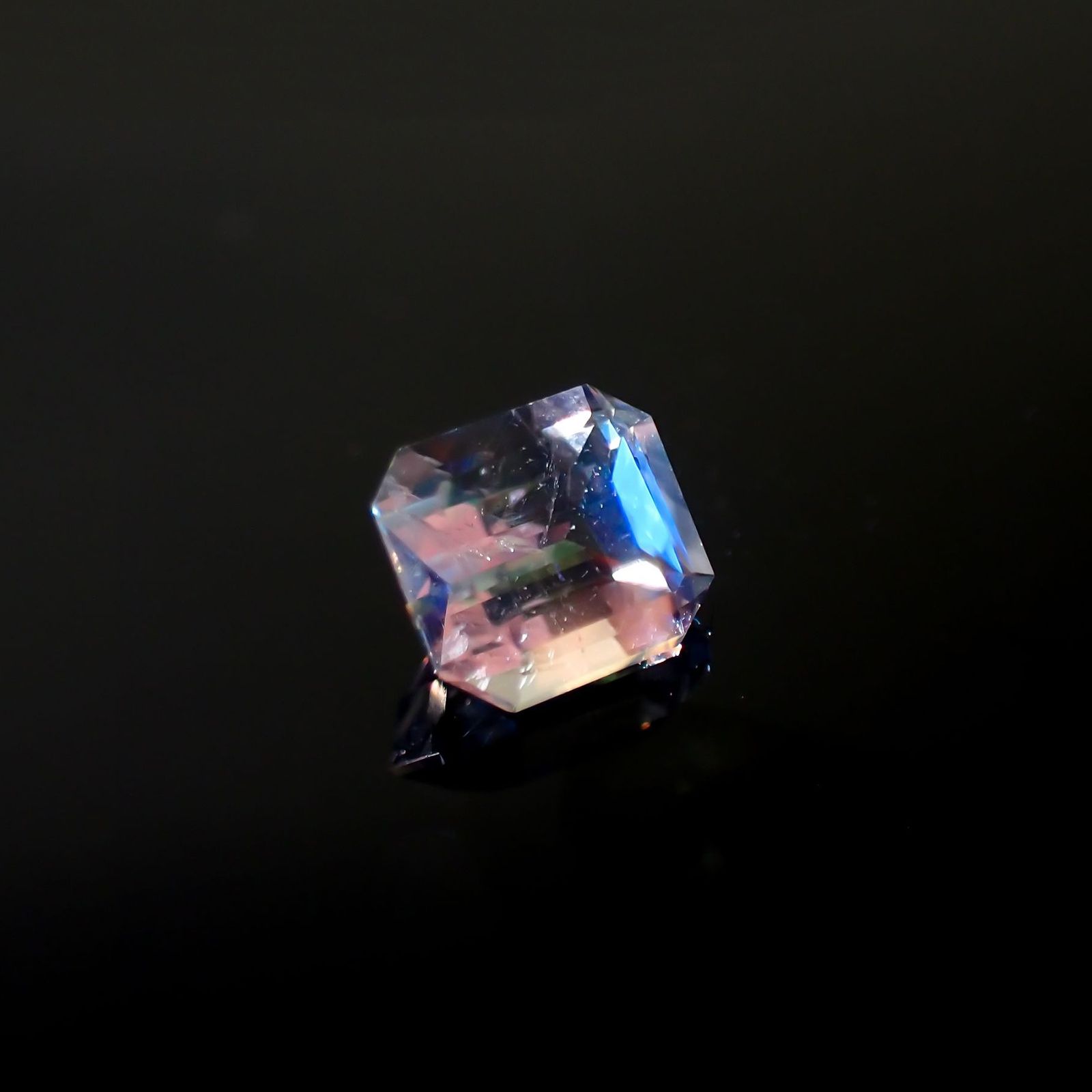 レインボームーンストーン(宝石名ラブラドライト)マダガスカル産 識別済 0.68ct / 5.6x5mm前後 [251213738]