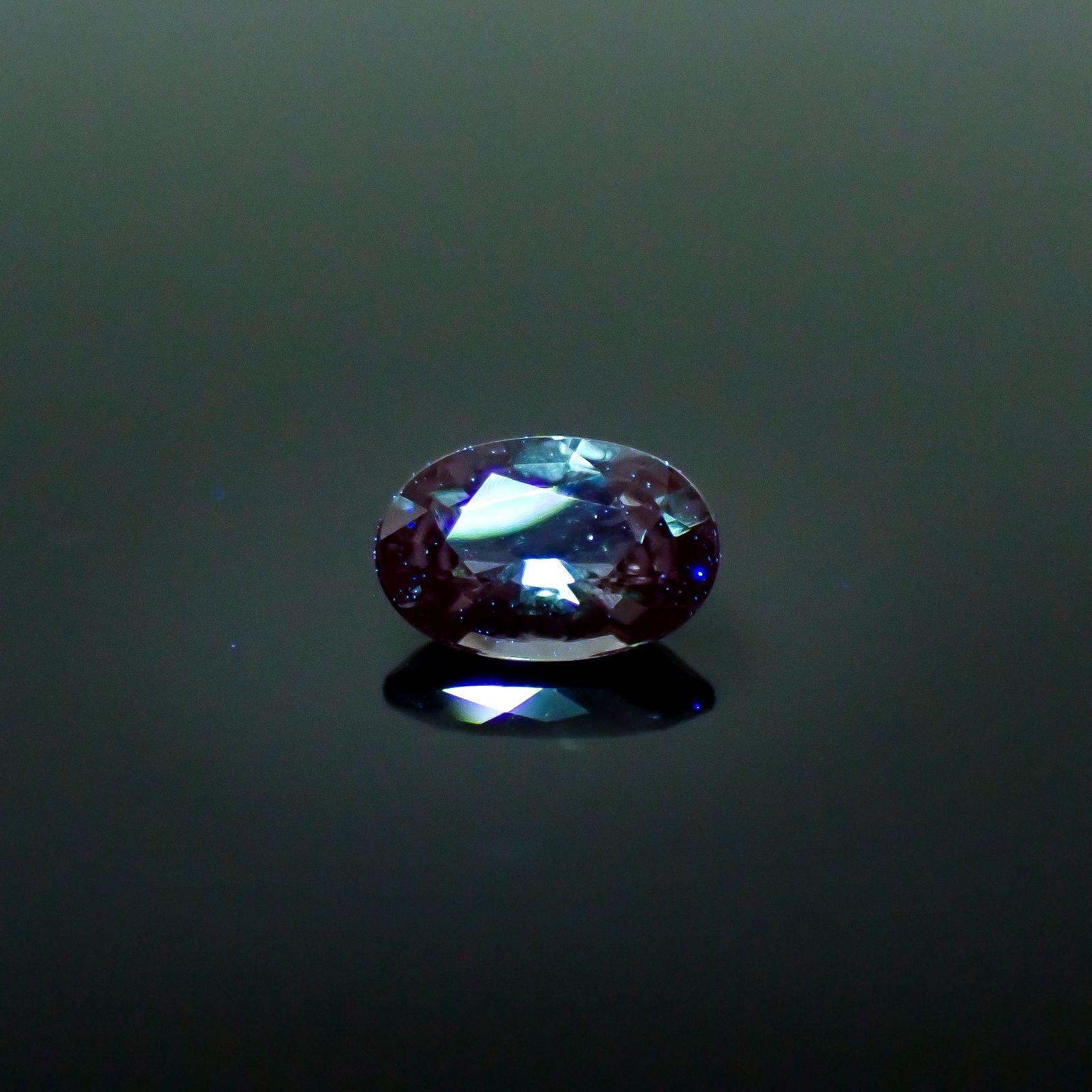 プラチナスピネル(宝石名スピネル)ビルマ産 0.60ct 識別済[250730760]6.6x4.3mm前後