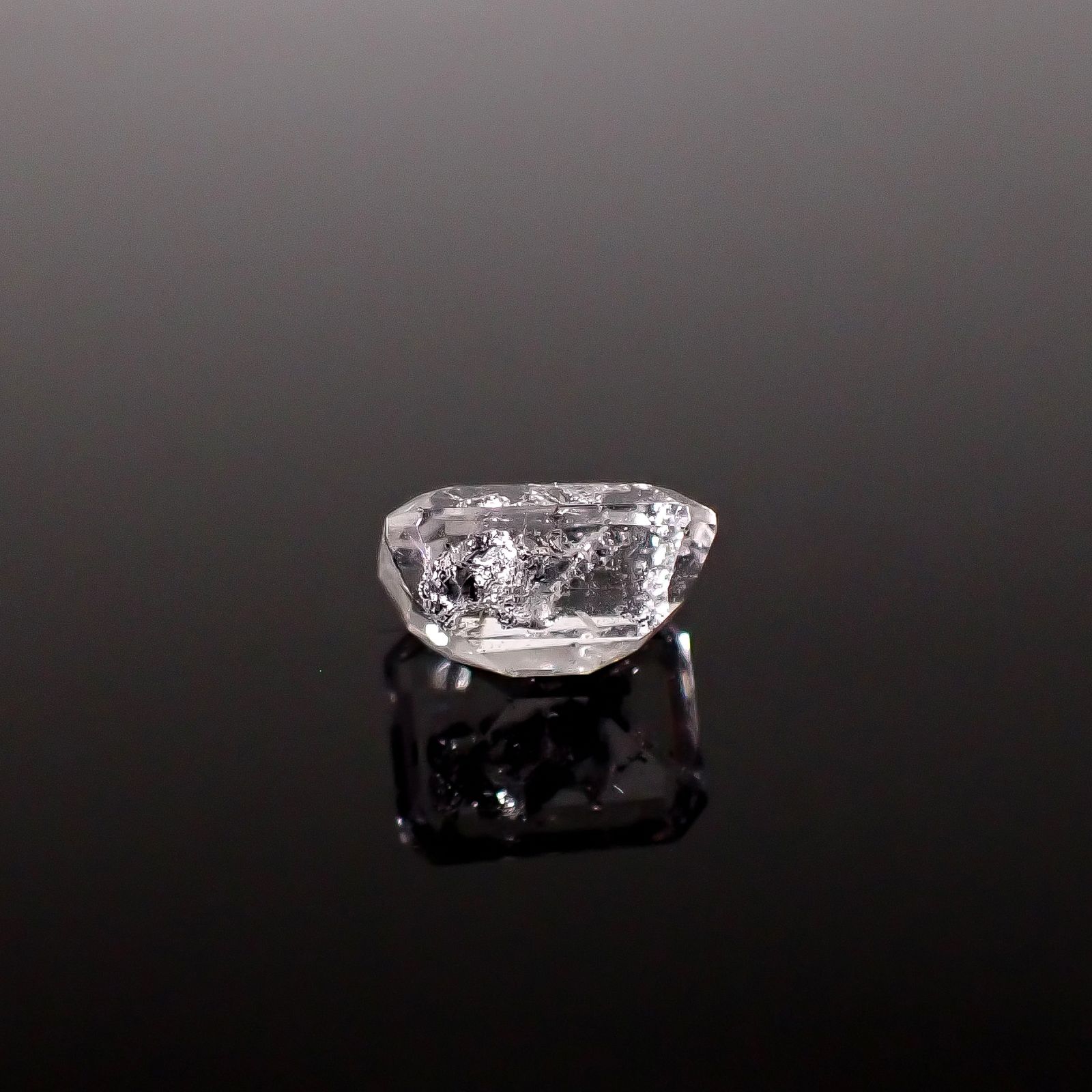 グラファイトインクォーツ ブラジル産 3.26ct / 9.8x7.8mm前後 [260331934]