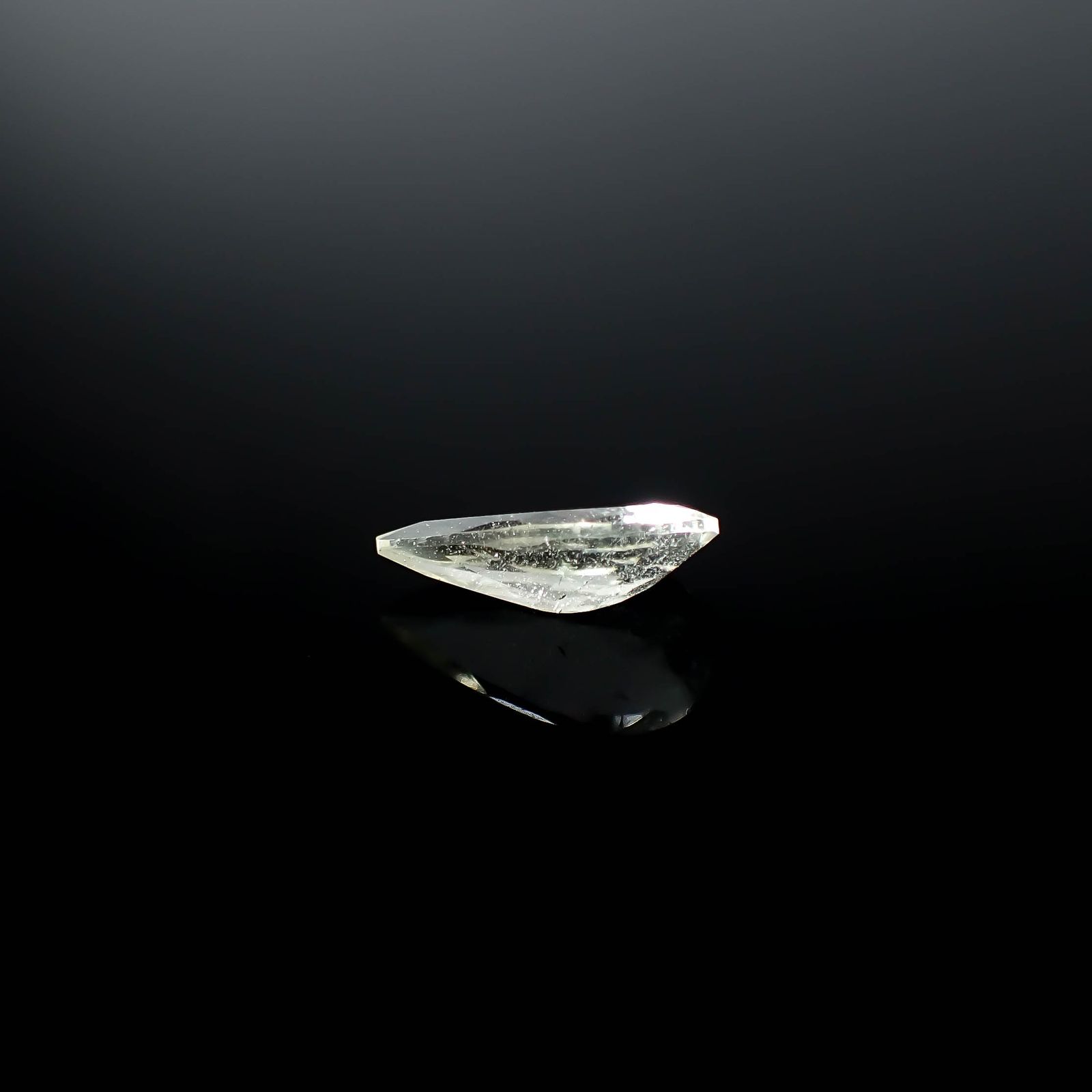 リビアングラス 発見地：エジプト・リビア砂漠 1.96ct / 13.9x8mm前後 [251131310]