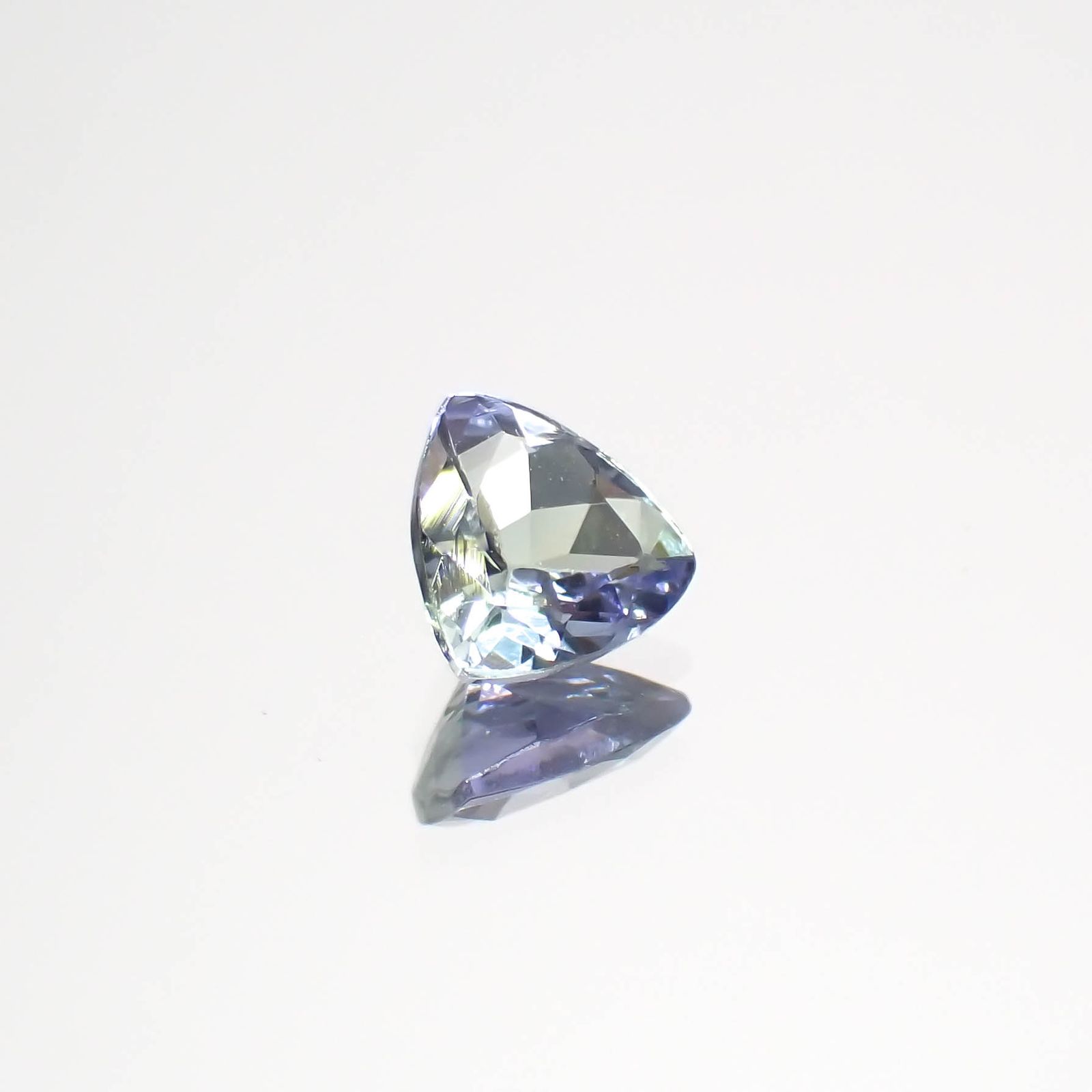 バイカラータンザナイト(宝石名ゾイサイト)タンザニア産 0.52ct 識別済[230421803]5.4x5.4mm前後