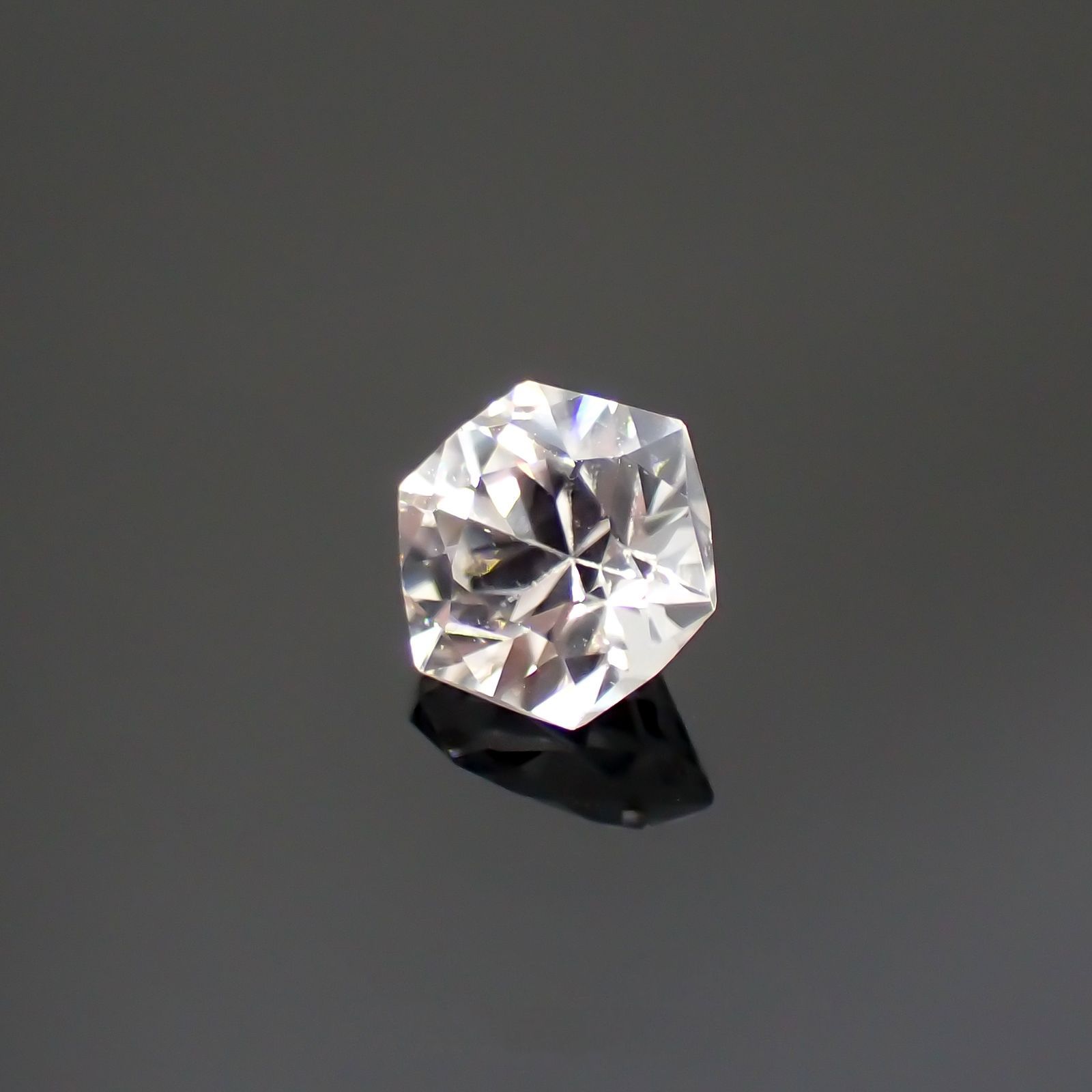 ◇ヘキサゴンカット◇カラーレスジルコン(宝石名ホワイト・ジルコン)スリランカ/カンボジア産 0.74ct 識別済[220114274]4.6x4.5mm前後