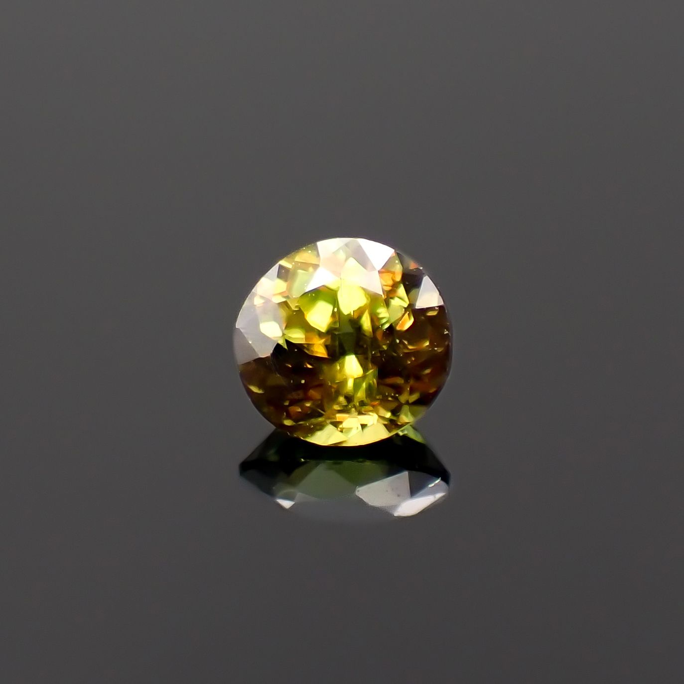 カラーチェンジスフェーン パキスタン産 0.18ct[230522187]3.4x3.3mm前後