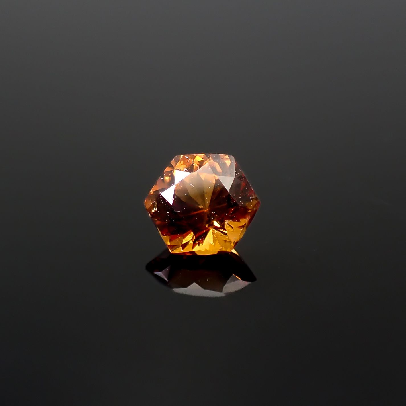 ◇ヘキサゴンカット◇ヘソナイトガーネット(宝石名ヘソナイト・ガーネット)スリランカ産 0.75ct 識別済[241129444]5x5mm前後