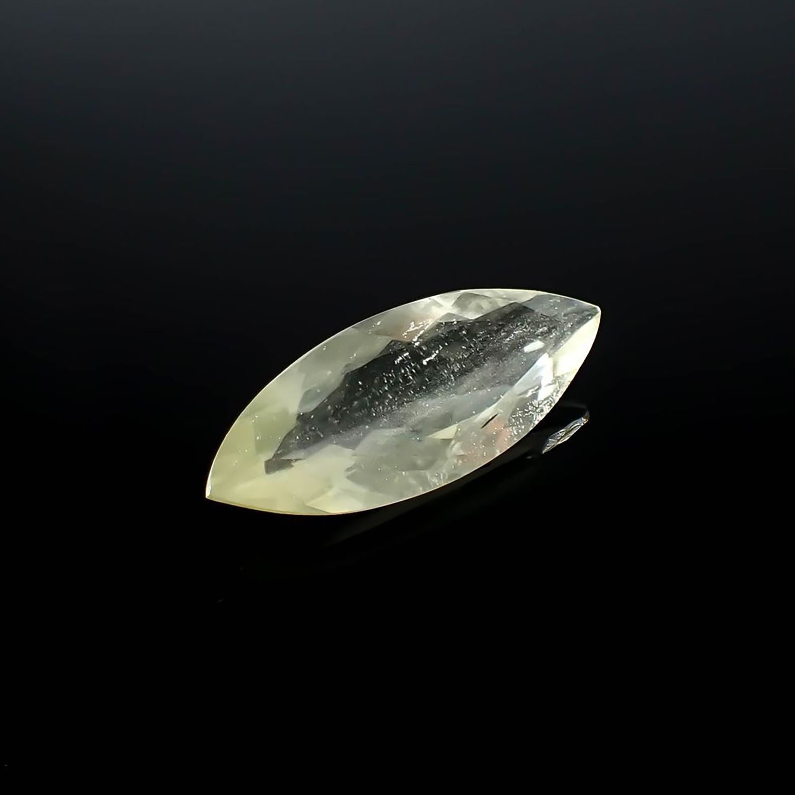 リビアングラス 発見地：エジプト・リビア砂漠 7.72ct / 27.8x10.4mm前後 [251131306]