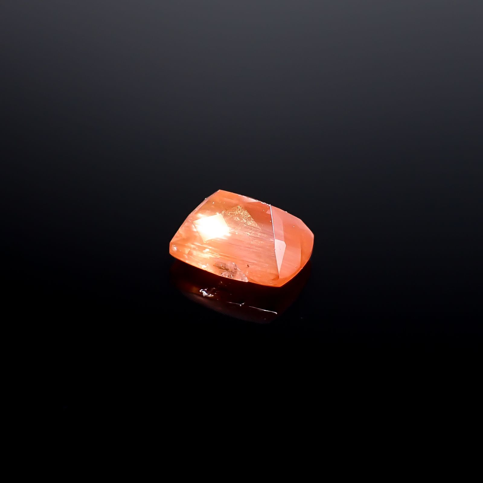 サンストーンスキャポライト(宝石名シーン・スキャポライト)タンザニア産 識別済 2.03ct / 8.7x7.1mm前後 [260832729]