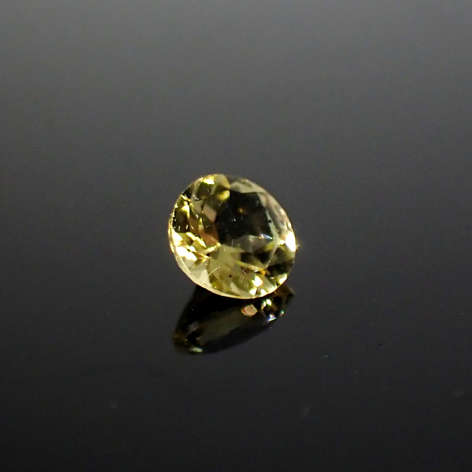 イエローダンビュライト タンザニア産 0.29ct[240125457]4.4x4.4mm前後