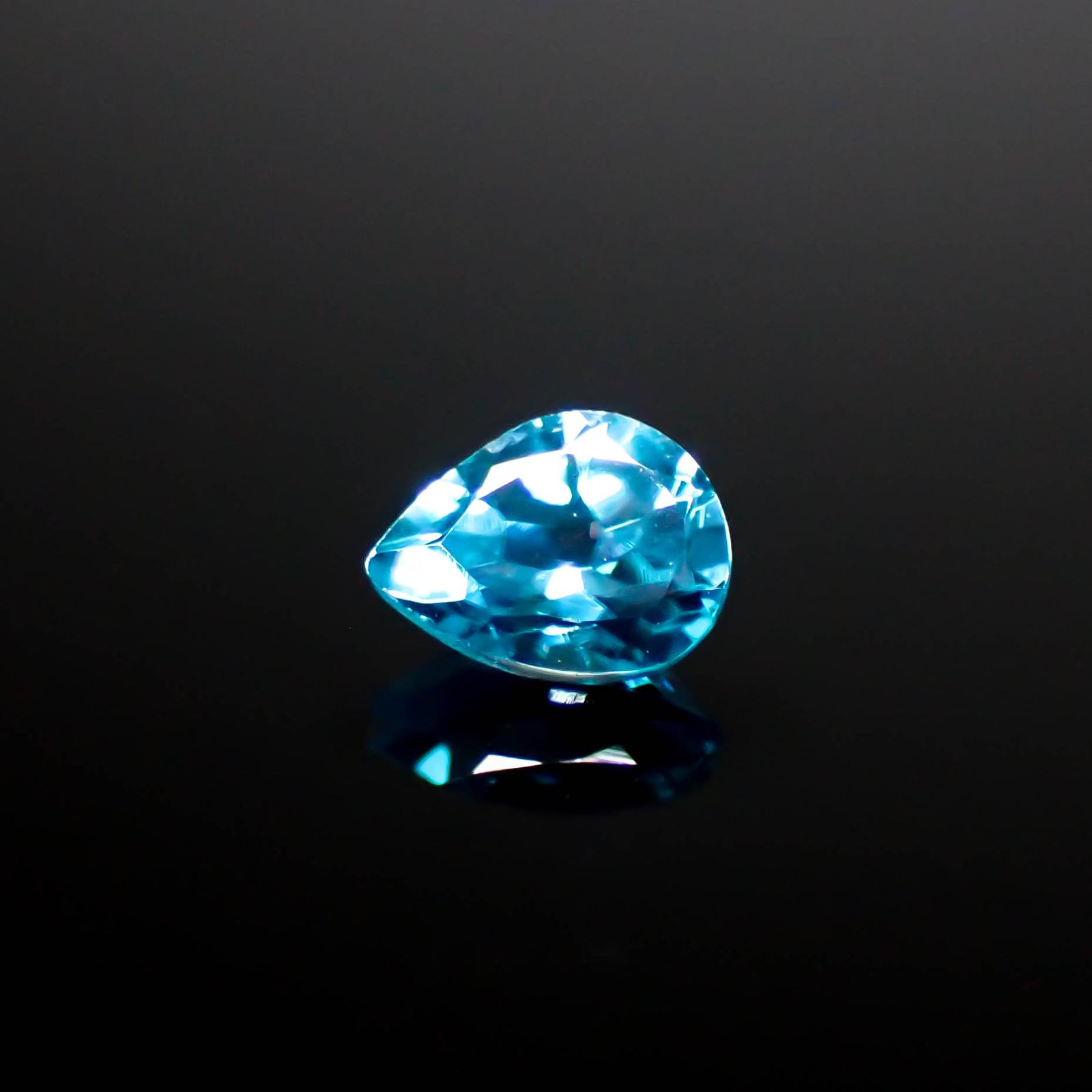 ブルージルコン カンボジア産 0.49ct [241229628]5x3.8mm前後