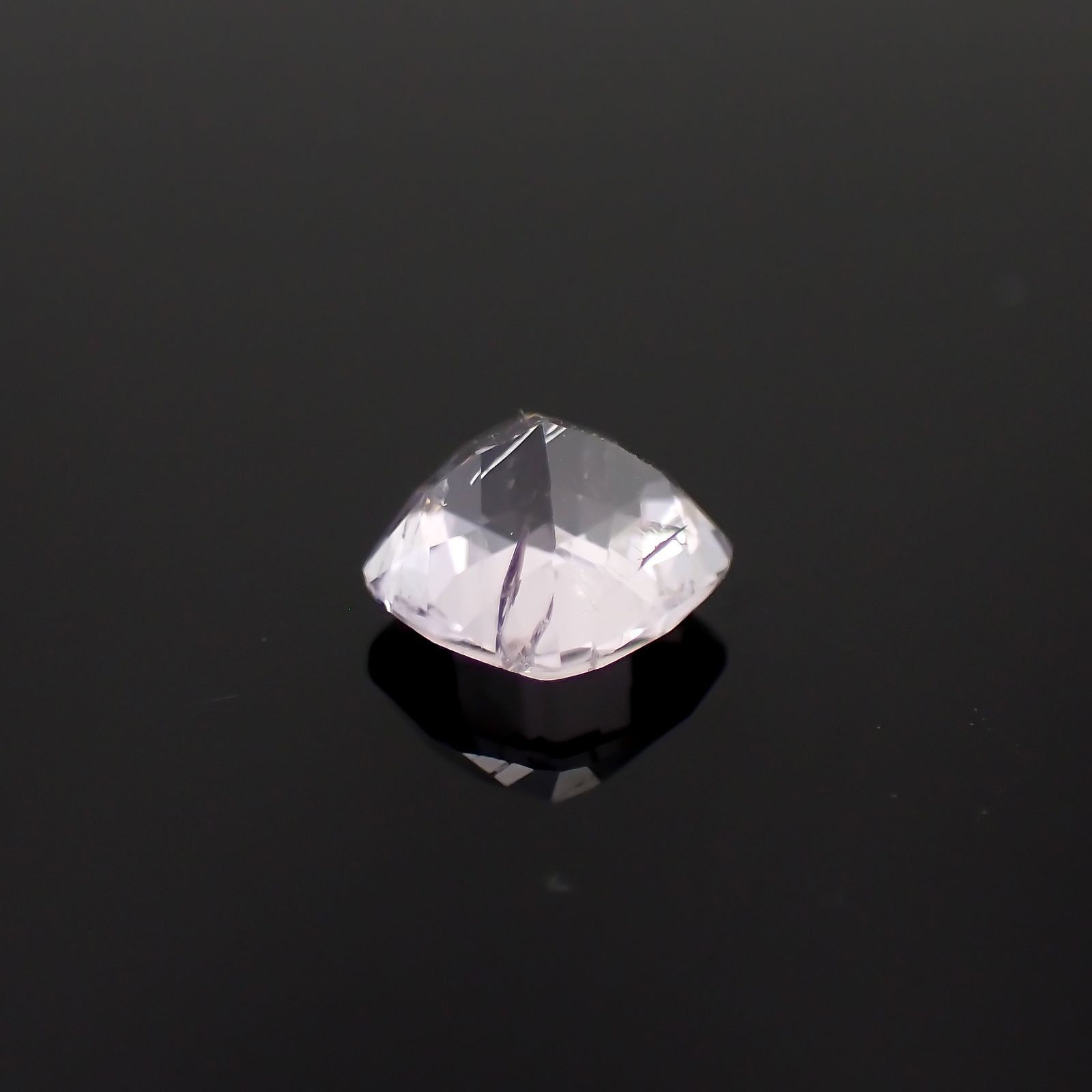 マリアライト フルオレッセンス(宝石名スキャポライト)スリランカ産 識別済 0.66ct / 5.5x5.4mm前後 [251021677]