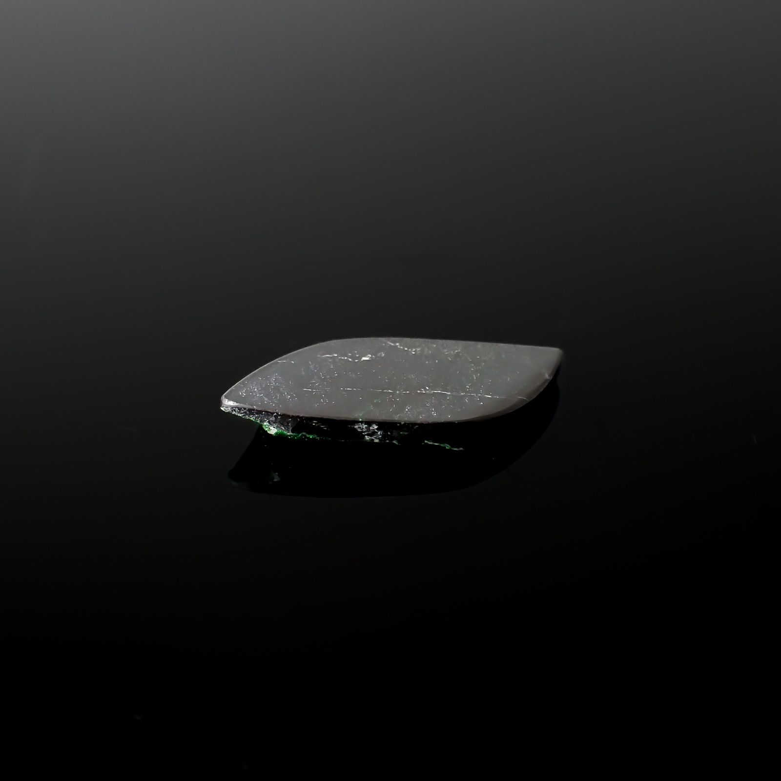 ウバロバイト 原石 ロシア産 9.01ct[240326441]25.6x11.9mm前後