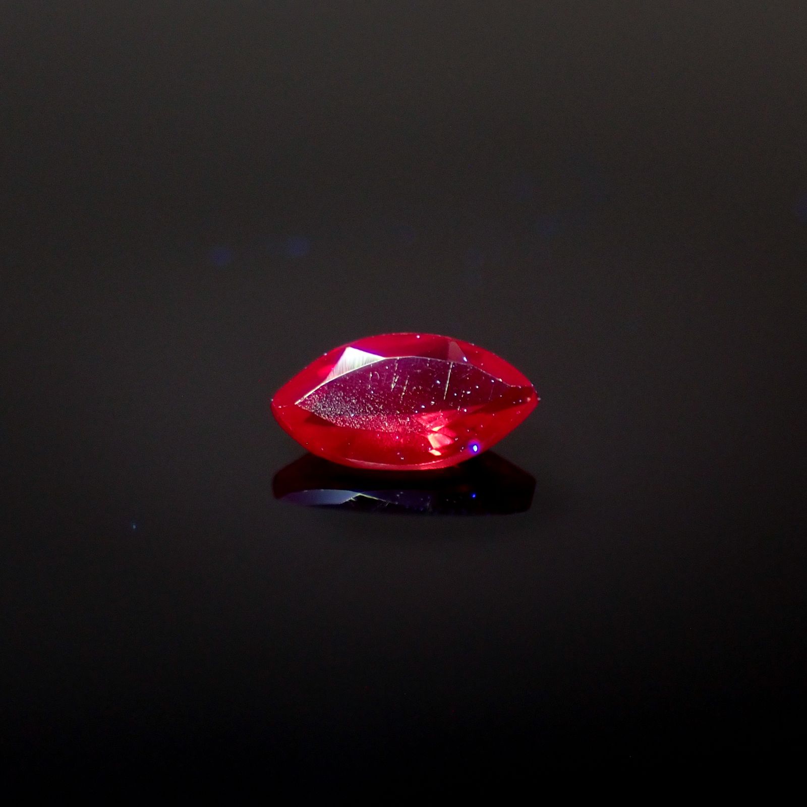 レッドスピネル(宝石名レッド・スピネル)タンザニア産 0.13ct 識別済[231124098]4.7x2.5mm前後