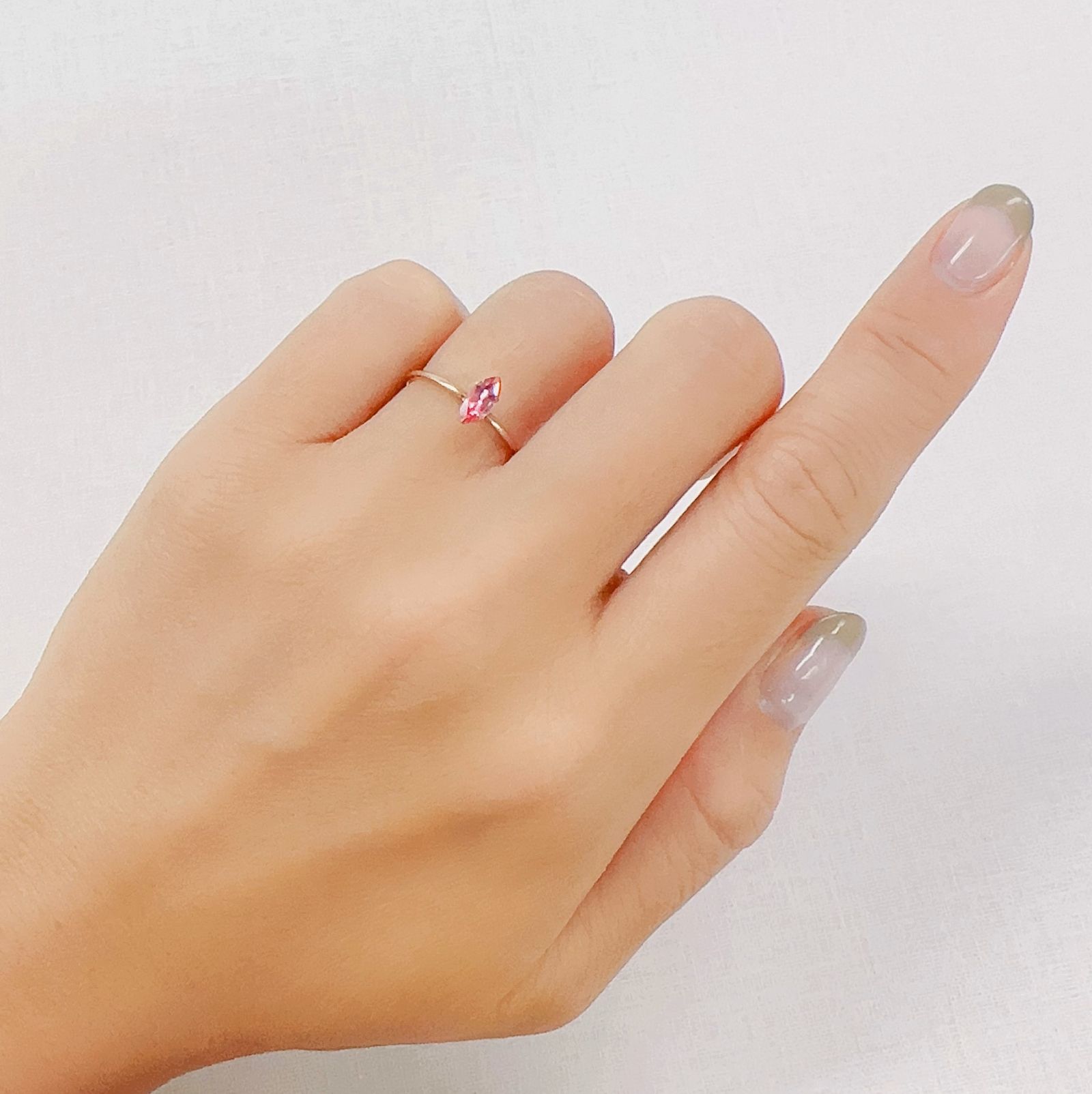 ホットピンクスピネル(宝石名ピンク・スピネル)タンザニア産 0.34ct 識別済[230823043]7.2x3.3mm前後