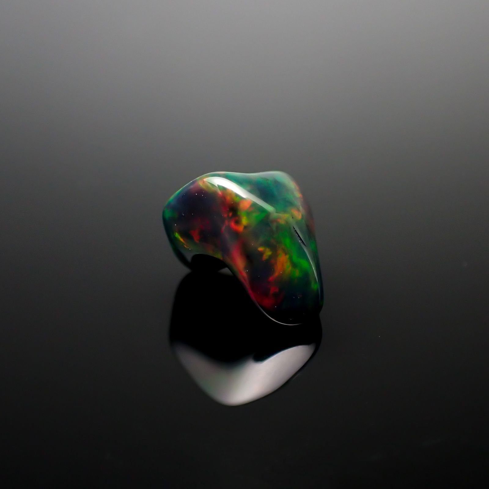 ◇バロック型◇ブラックオパール(宝石名オパール/加熱処理) エチオピア産 1.36ct 識別済[210913250]9.1×7.3mm前後