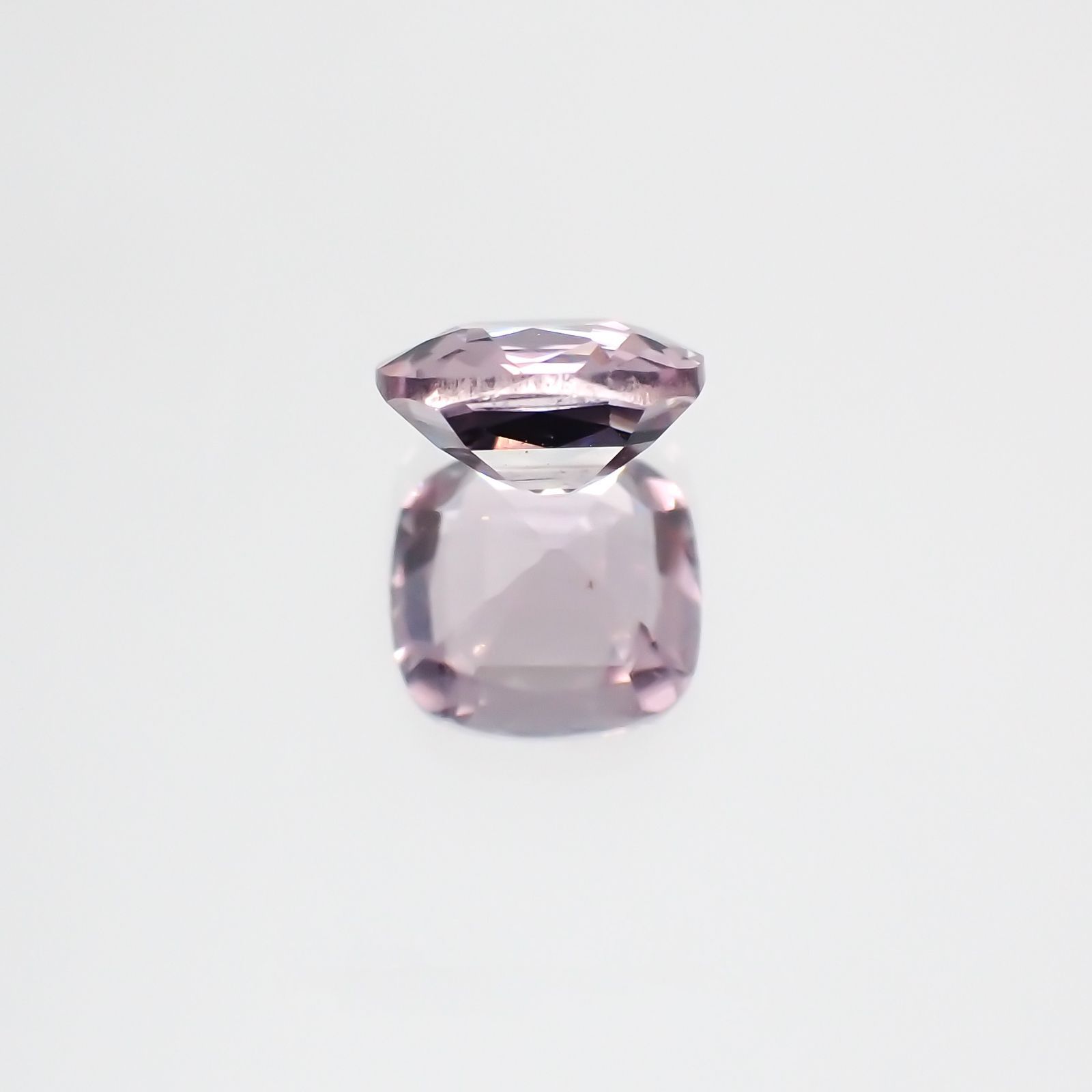 カラーシフト ピンクダイアスポア(宝石名ダイアスポア)アフガニスタン産 0.875ct ソ付(日独)[231124289]6x5.8mm前後