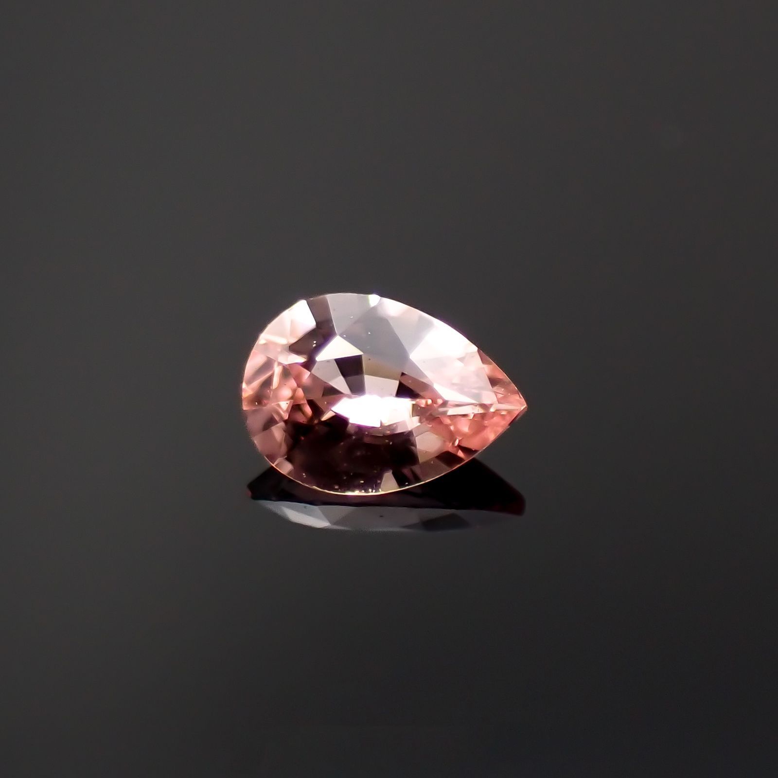 パパラチャサファイア(宝石名サファイア/別名パパラチャ・サファイア)スリランカ産 0.077ct ソ付(日独)[221219645]3.33x2.38mm前後