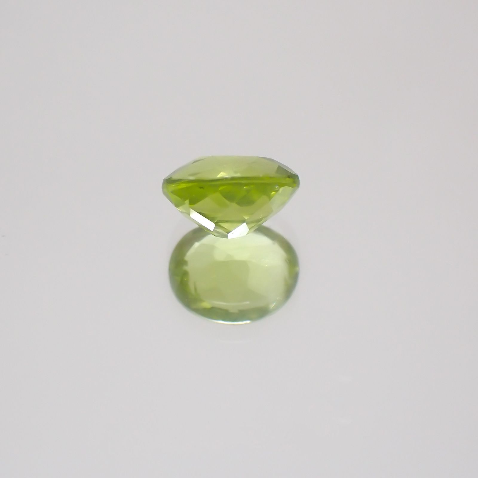 グリーンエンスタタイト(宝石名グリーン・エンスタタイト)カメルーン産 0.64ct 識別済[231224389]5.7x4.6mm前後