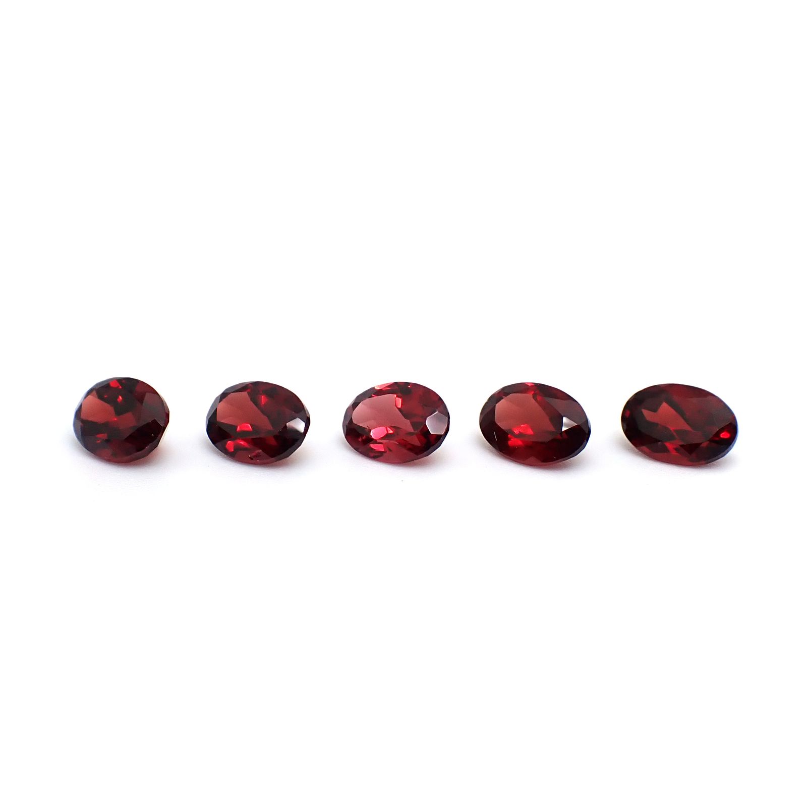 ◇ランダムセレクト◇パイロープアルマンディンガーネット モザンビーク産 約0.95ct / 7x5mm前後 [260532204]