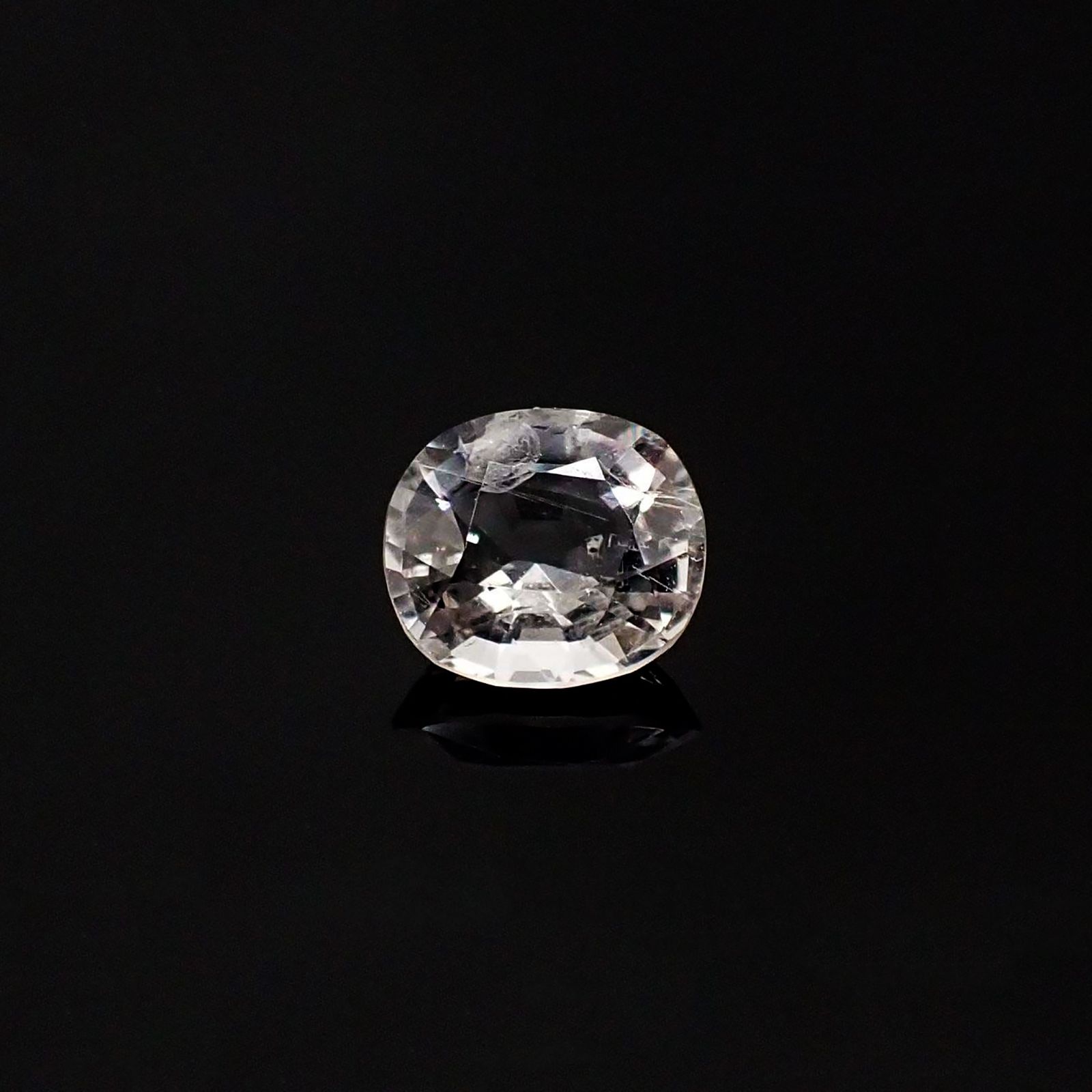 ポードレッタイト カラーレス(宝石名ホワイト・ポードレッタイト)ビルマ産 ソ付(彩珠) 0.515ct / 5.7x5.1mm前後 [260722817]