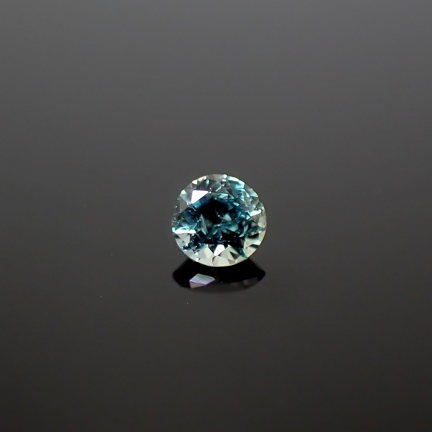 アレキサンドライト ロシア産 0.084ct / 2.7x2.7mm前後 [260532151]