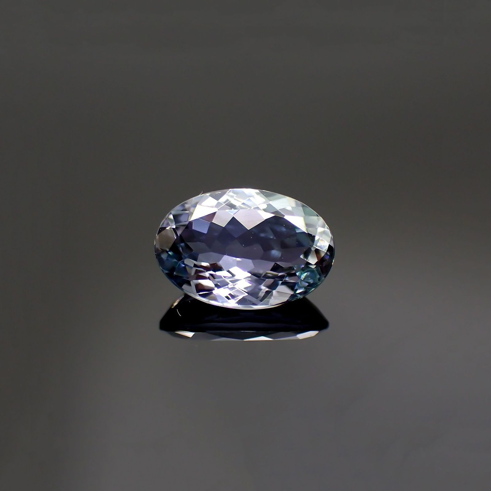 パーティカラータンザナイト(宝石名タンザナイト) タンザニア産 ソ付(彩珠) 1.915ct / 9.7x6.6mm前後 [210410414]