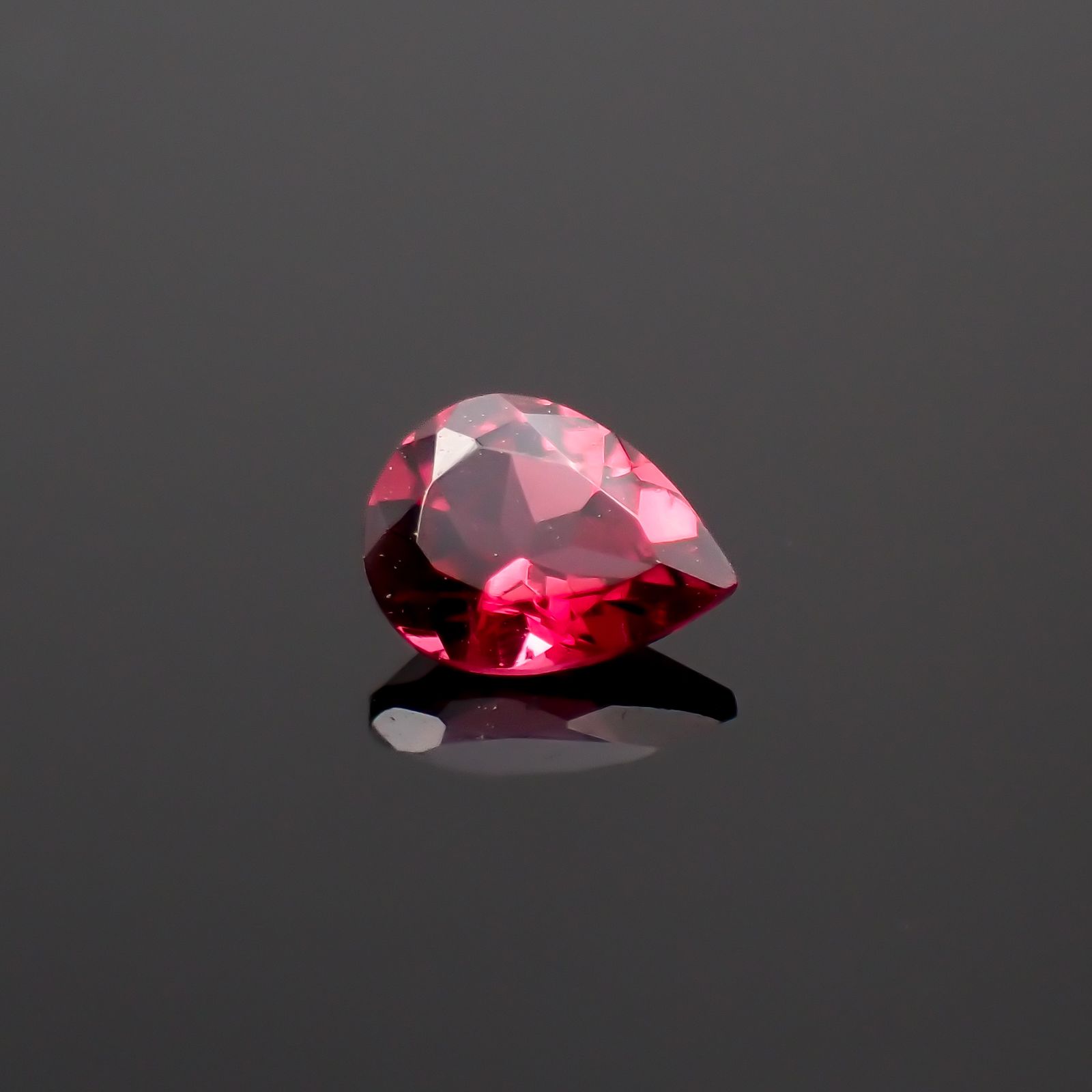 レッドスピネル(宝石名スピネル)タンザニア産 0.16ct 識別済[230522108]4.1x3.1mm前後