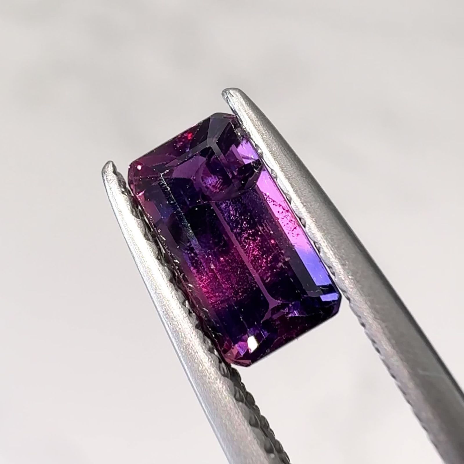 冷静と情熱を宿す色彩 | ルビーとサファイアが織りなすウィンザー