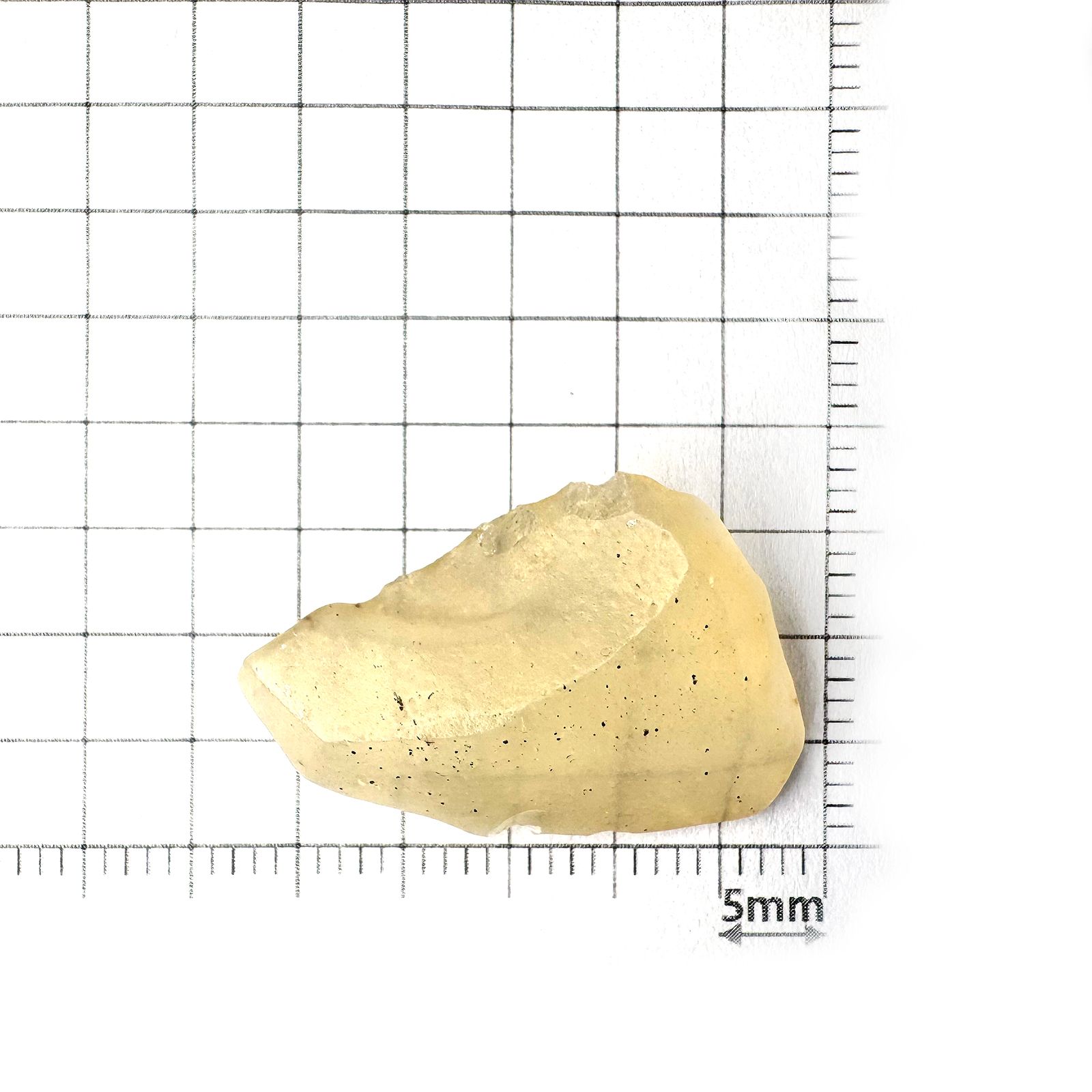 リビアングラス 原石 発見地：エジプト・リビア砂漠 12.38ct [241029286]26.2x17.7mm前後