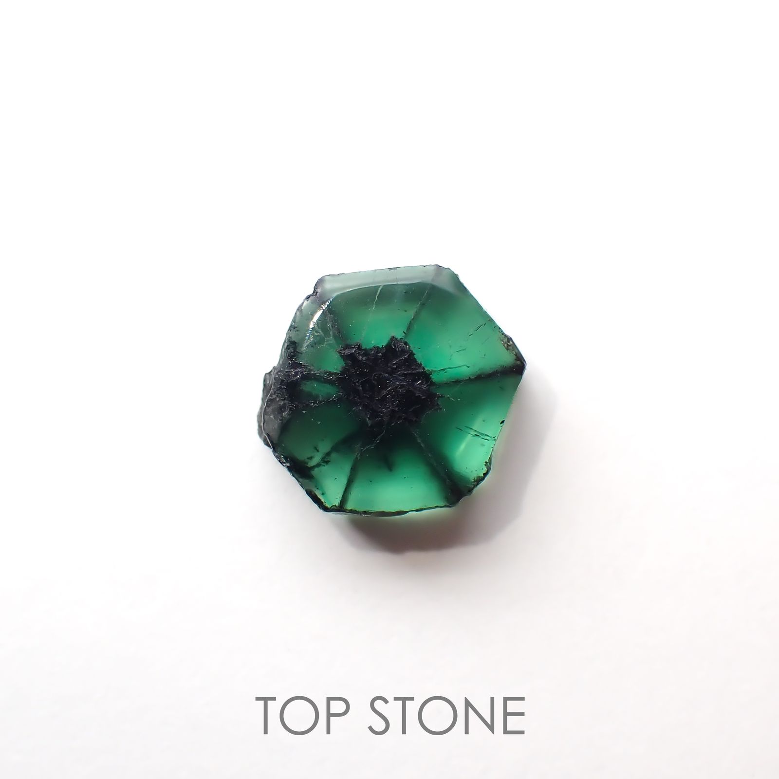 トラピッチェエメラルド 原石スライス(宝石名トラピッチェ・エメラルド)コロンビア産 1.063ct ソ付(彩珠)[220717082]6.9x6.5mm前後