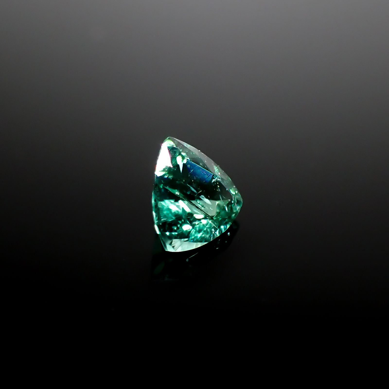 パライバトルマリン(宝石名トルマリン/別名パライバ・トルマリン)ブラジル・キントス鉱山産 0.471ct ソ付(宝貴協)[240928714]5.17x5.31mm前後
