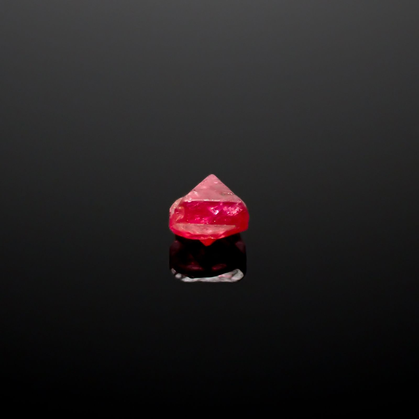 ツインクリスタルスピネル(スピネル式双晶) 原石 ビルマ産 0.12ct[240628432]3.2x2.9mm前後