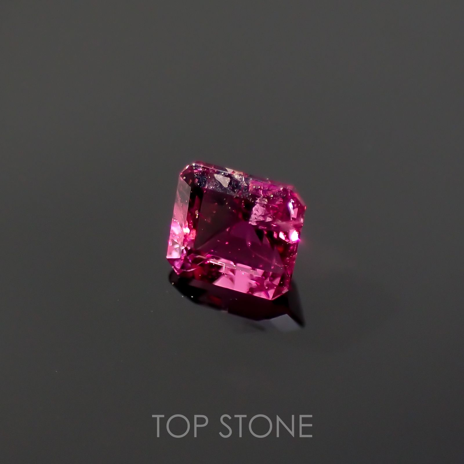 レッドベリル アメリカ・ユタ州産 ルース 0.147ct[210712048]3.2×2.9mm前後