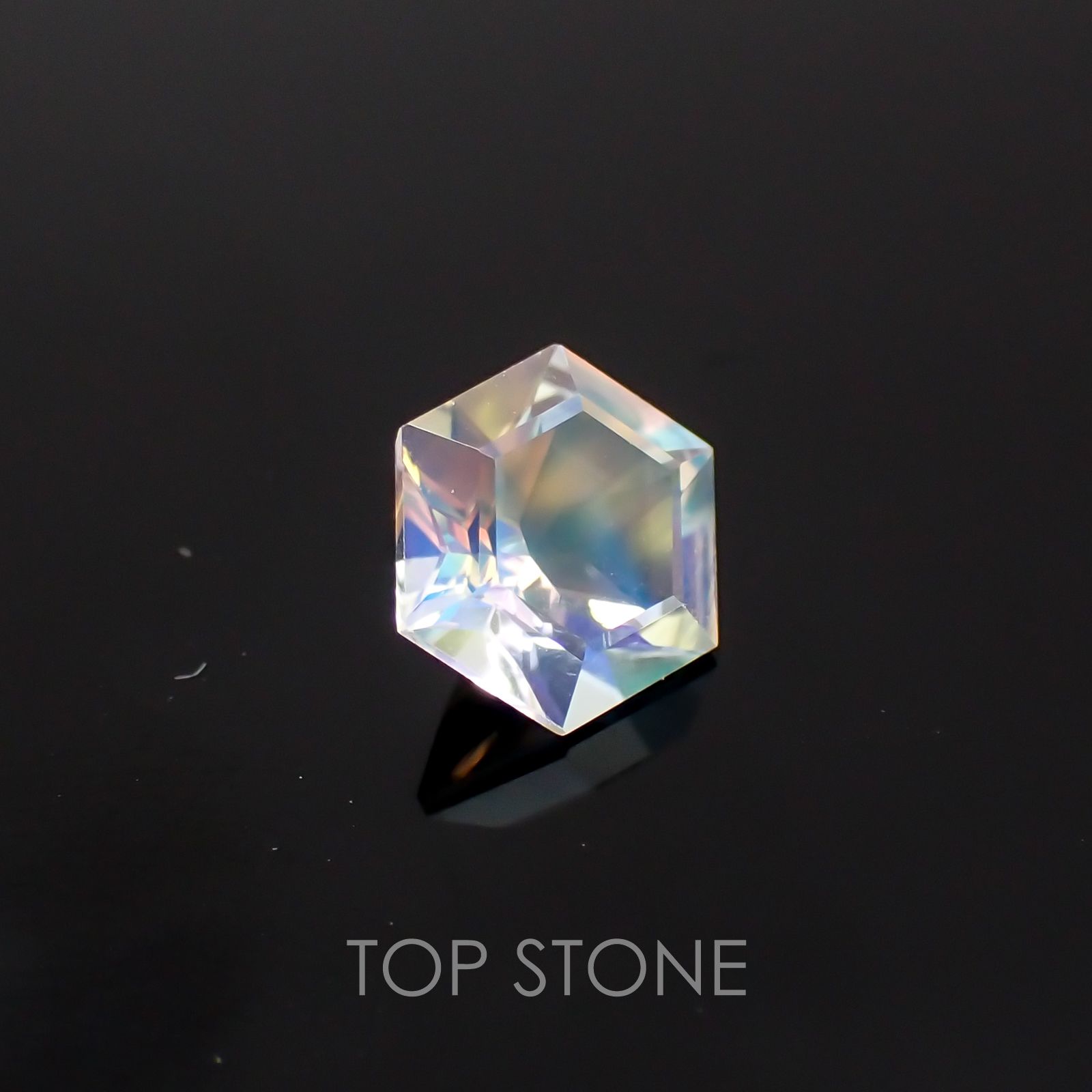 ◇ヘキサゴンカット◇レインボームーンストーン(アンデシンラブラドライト) SA マダガスカル産 ルース 0.49ct[21059778]5.1×5mm前後
