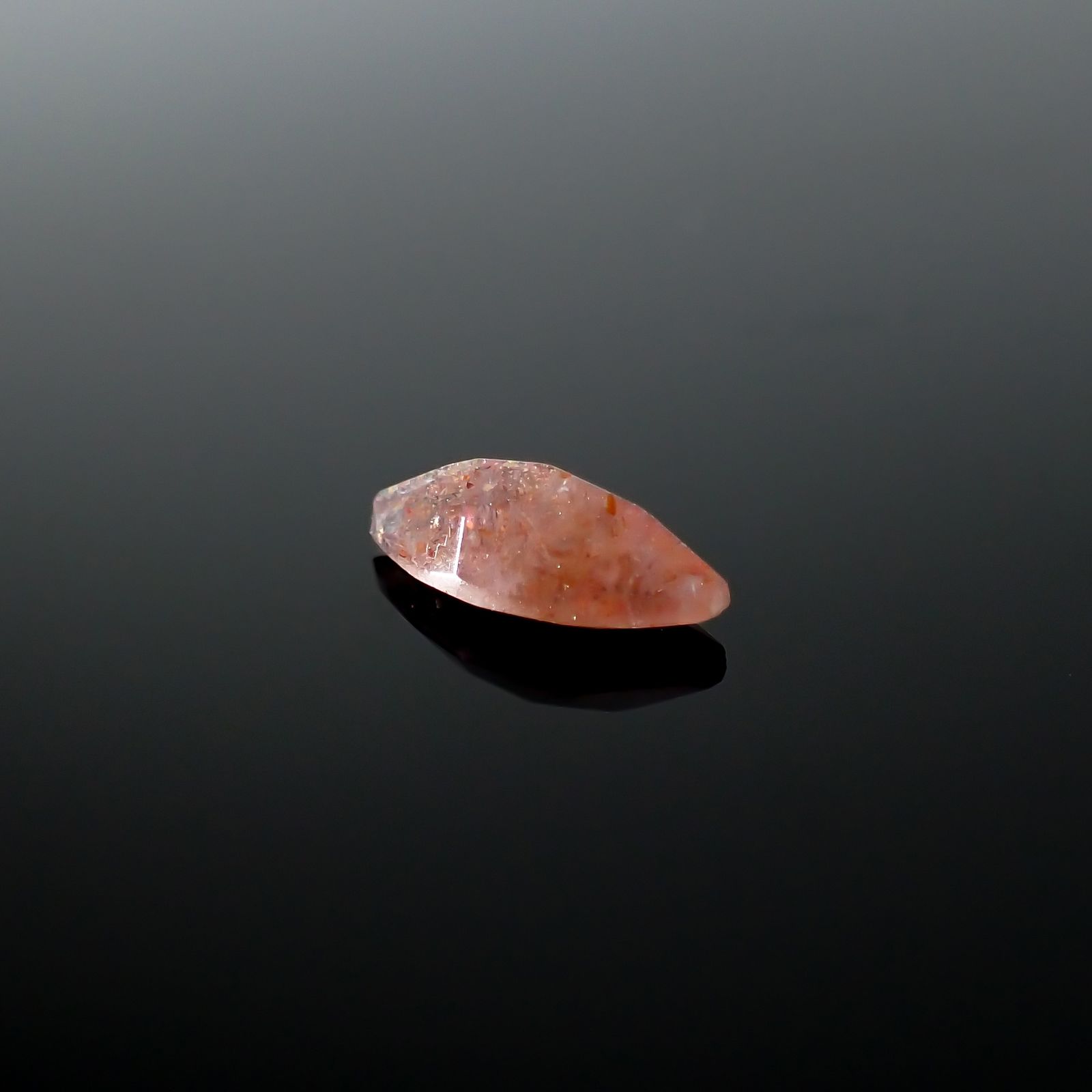 ブラッドショットアイオライト インド産 0.62ct[240125386]8.9x4.2mm前後
