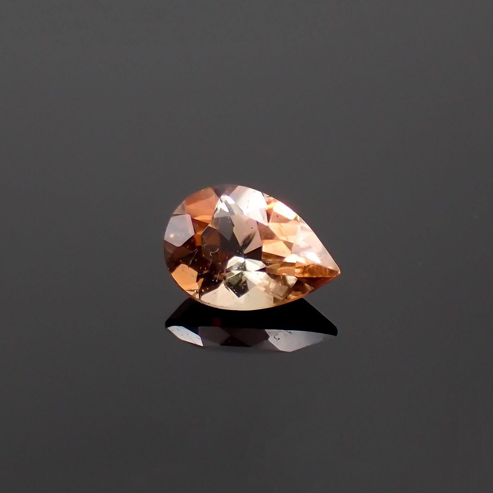 アンダリュサイト(宝石名アンダリュサイト)スリランカ/マダガスカル産 識別済 0.67ct / 7x4.9mm前後 [251020831]