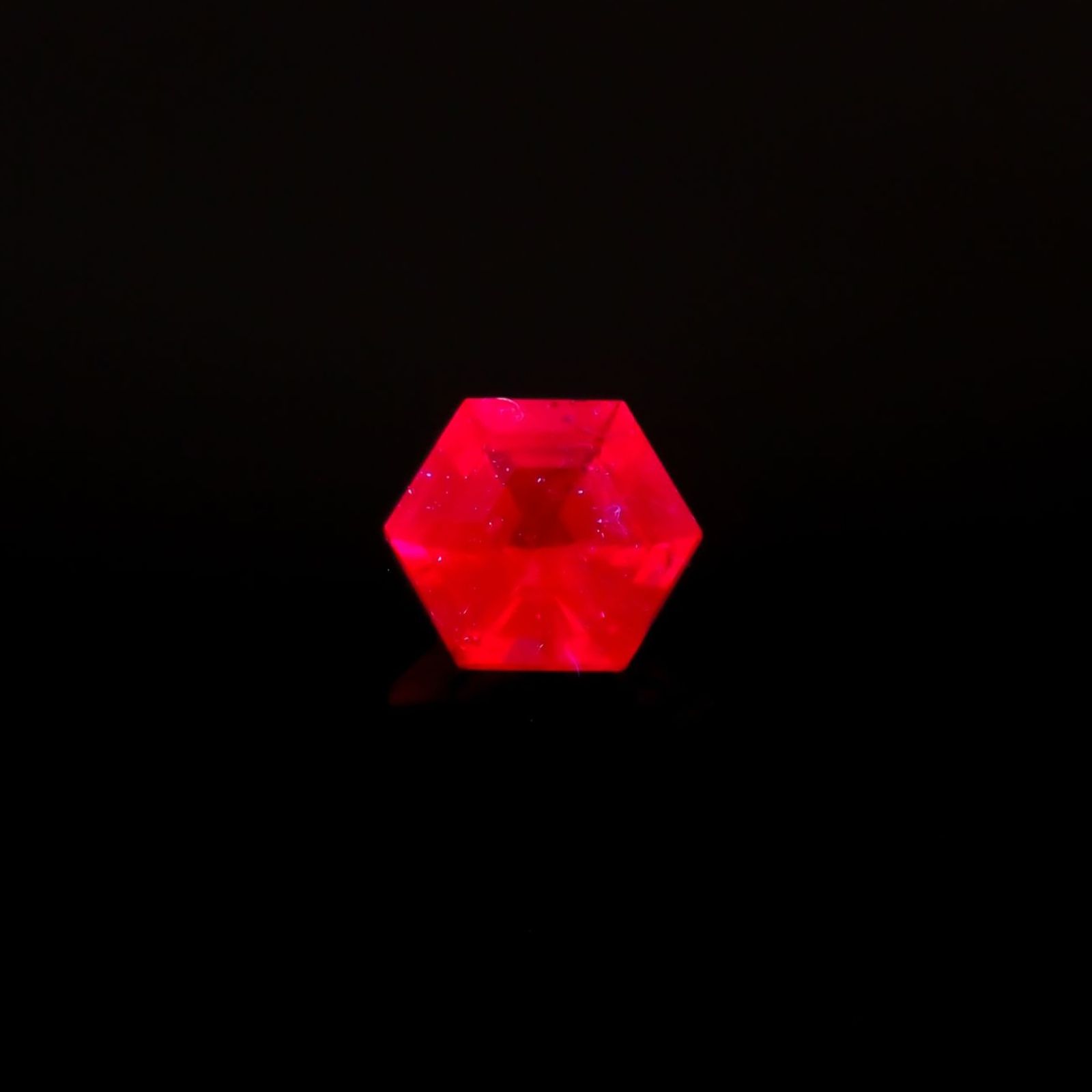 ◇ヘキサゴンカット◇ルビー 非加熱 モザンビーク産 0.22ct / 3.6x3.5mm前後 [240427111]
