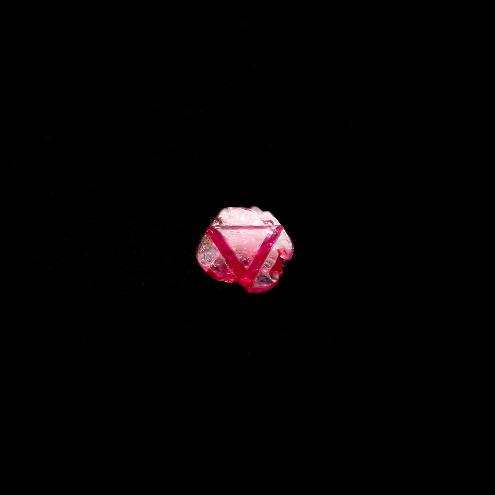 ツインクリスタルスピネル(スピネル式双晶) 原石 ビルマ産 0.11ct[240628433]3.3x3.3mm前後